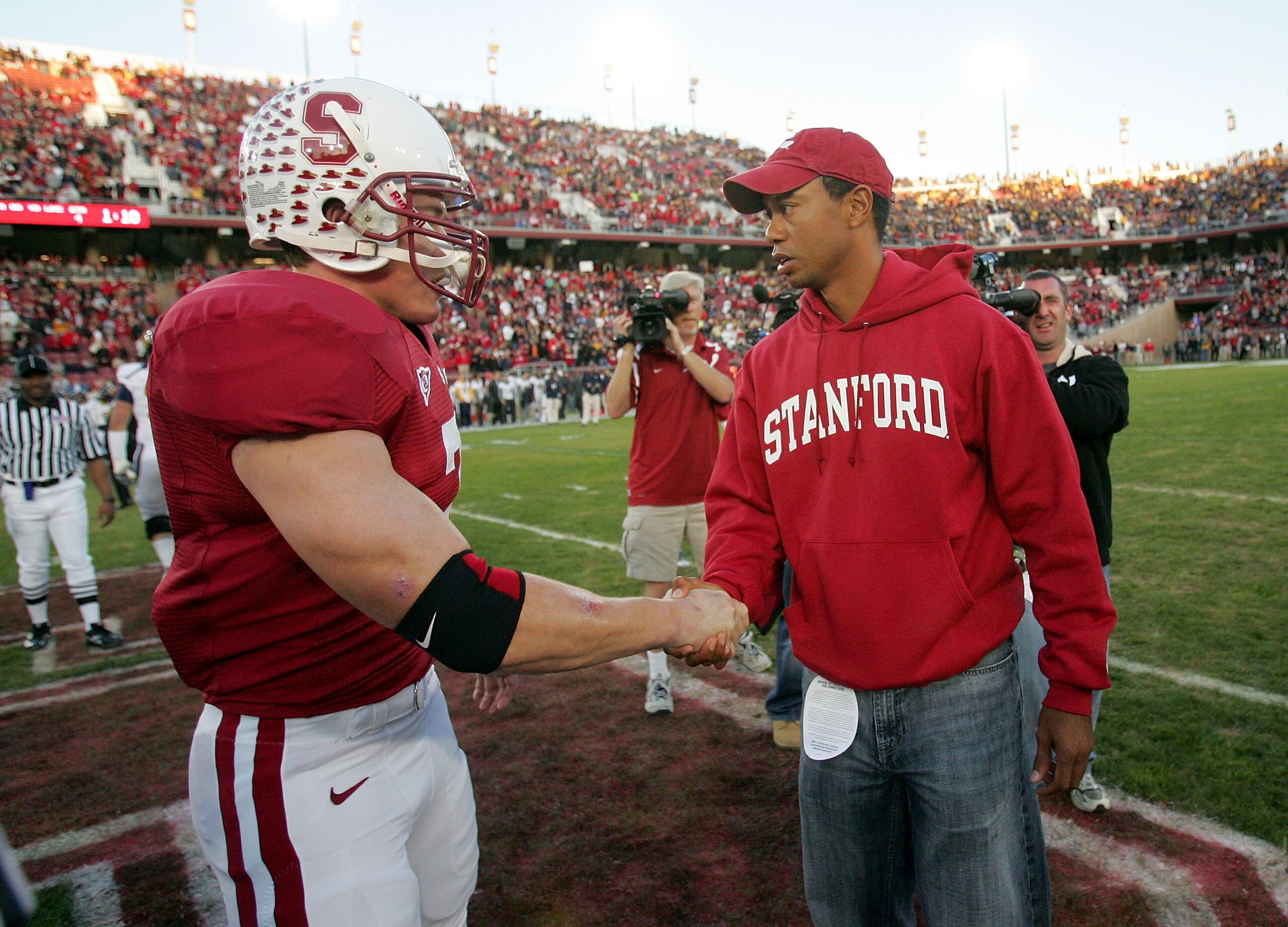 PALO ALTO, CA - NOVEMBER 21:  Toby Gerhart #7 of the Stanford Cardinal shakes hands with honorary captain Tiger Woods before their game against the California Bears at Stanford Stadium on November 21, 2009 in Palo Alto, California.  (Photo by Ezra Shaw/Ge