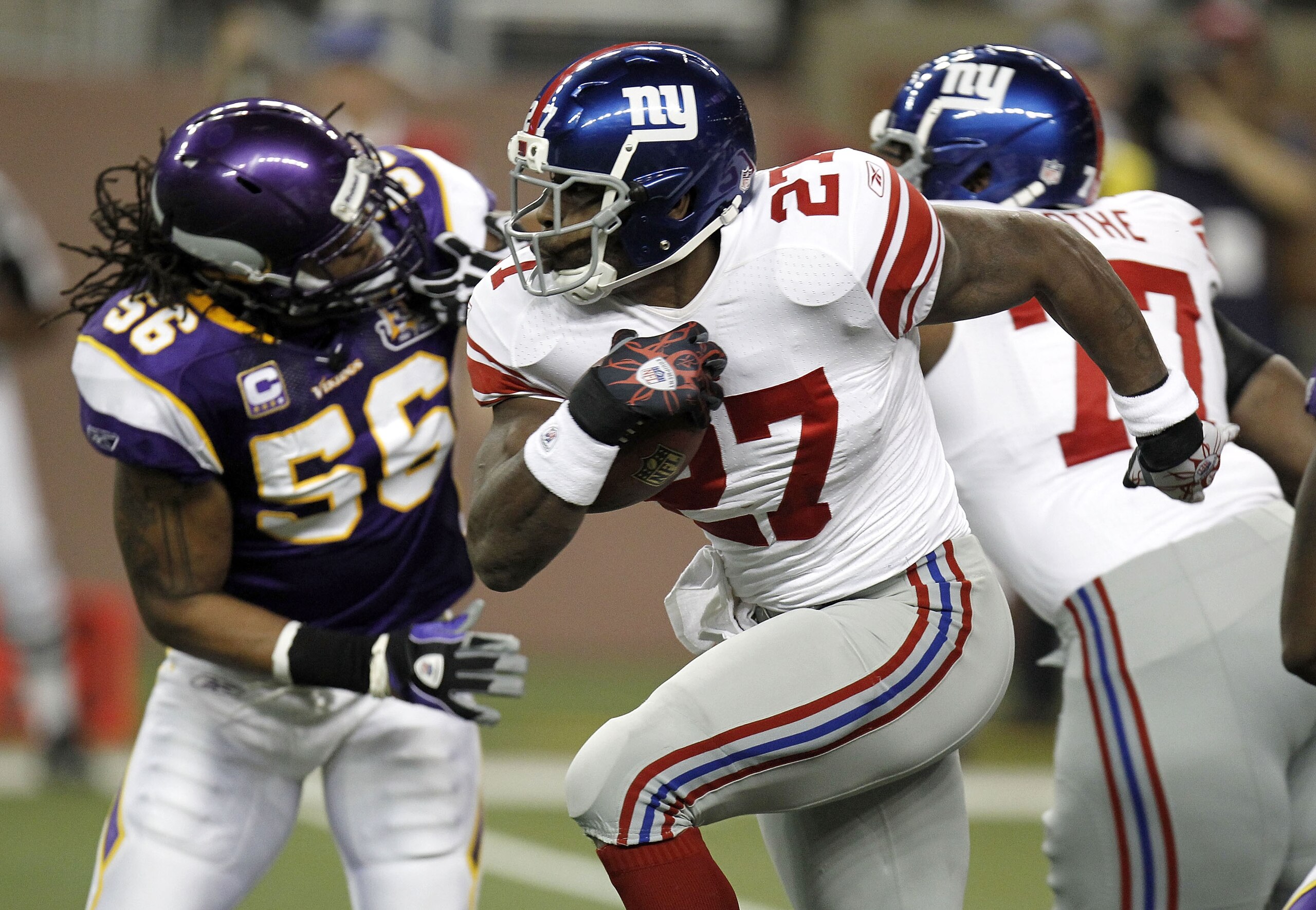 DETROIT, MI - DECEMBER 13:  Brandon Jacobs #27 of the New York Giants tries to outrun the tackle of E.J. Henderson #56 of the Minnesota Vikings at Ford Field on December 13, 2010 in Detroit, Michigan.  (Photo by Gregory Shamus/Getty Images)