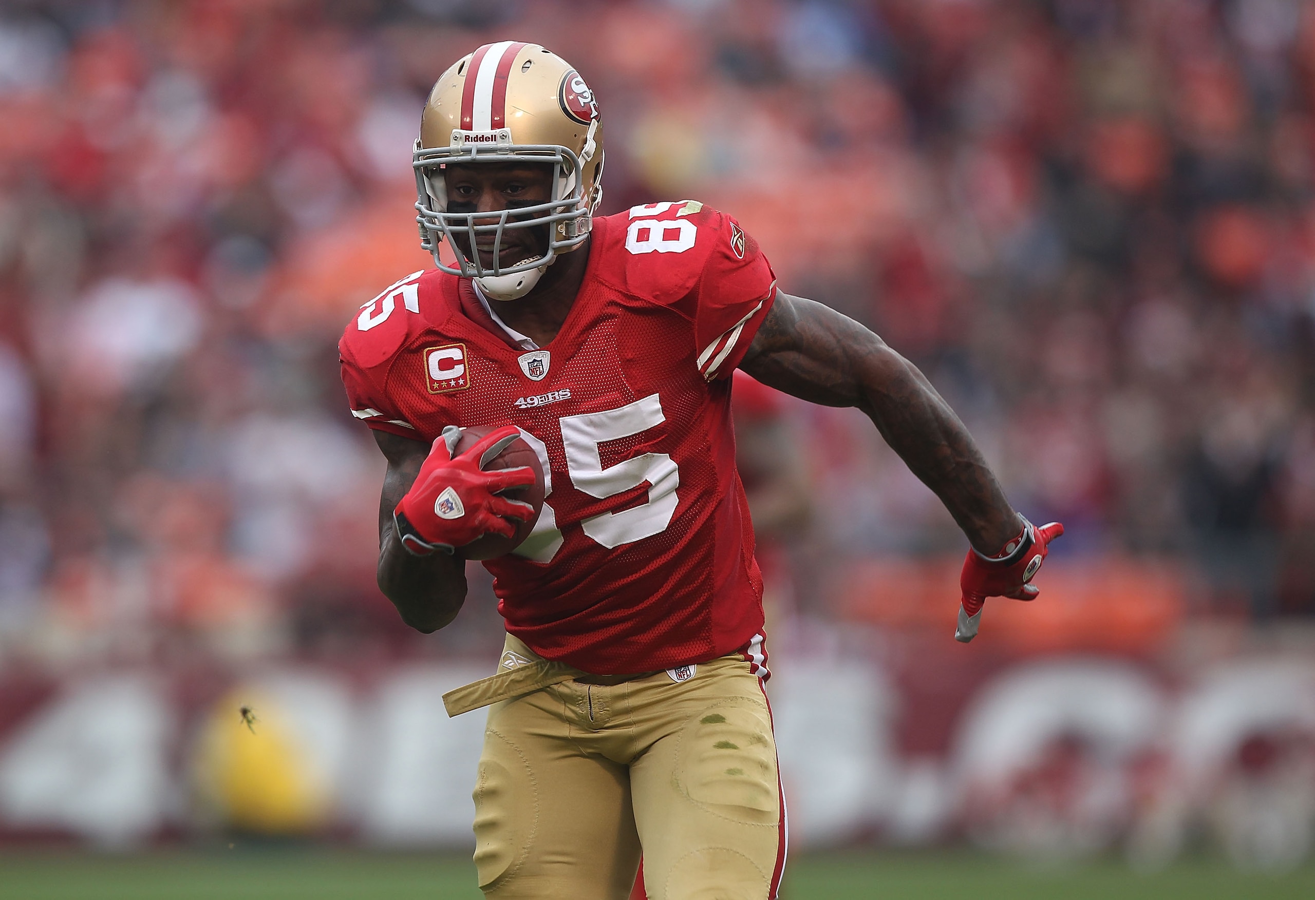SAN FRANCISCO - DECEMBER 12:    Vernon Davis #85 of the San Francisco 49ers runs for a tochdown after a catch against the Seattle Seahawks during an NFL game at Candlestick Park on December 12, 2010 in San Francisco, California.  (Photo by Jed Jacobsohn/G