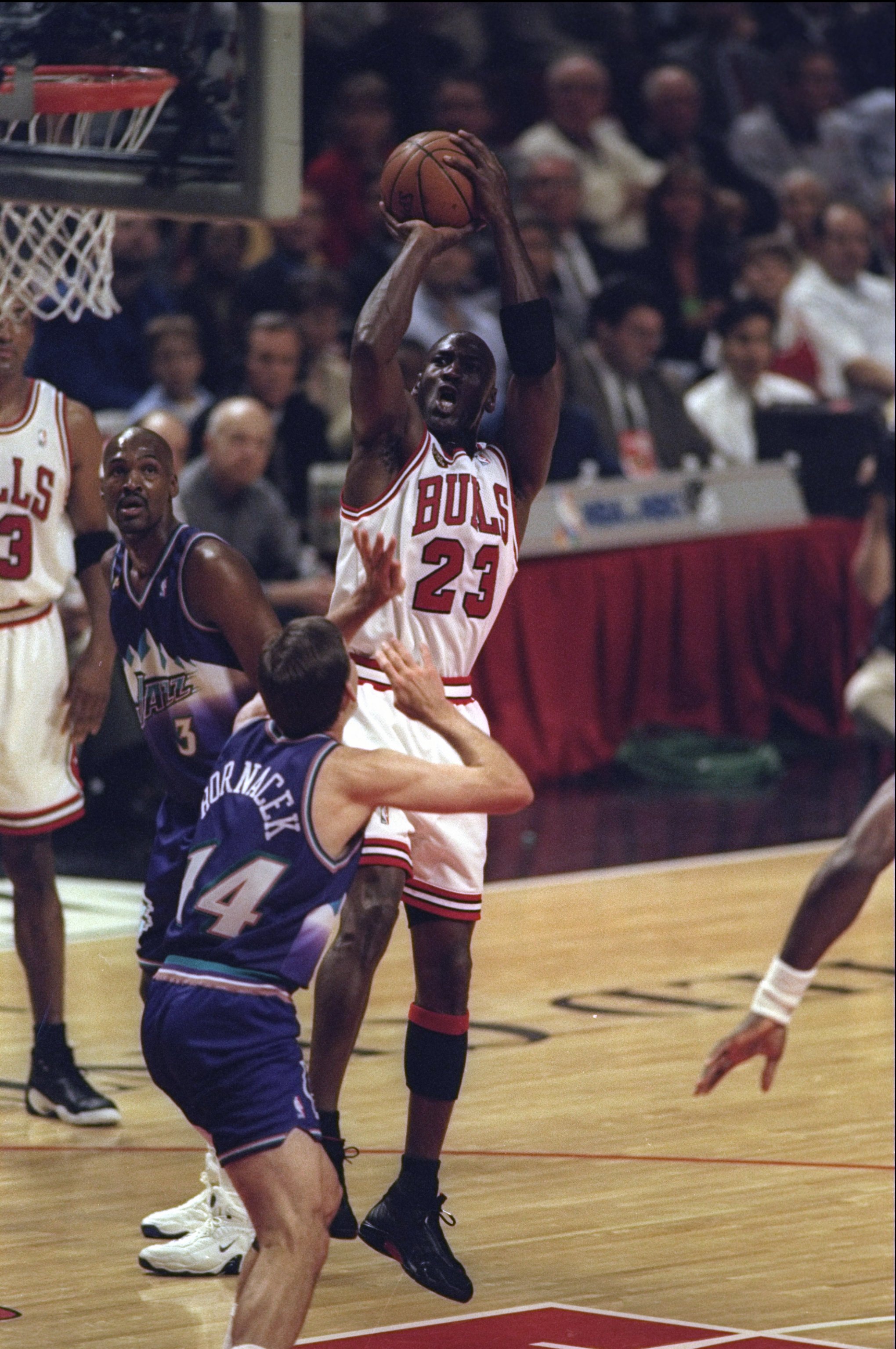 O QUE É CLUTCH TIME? BUZZER BEATER, GAME WINNER E MAIS