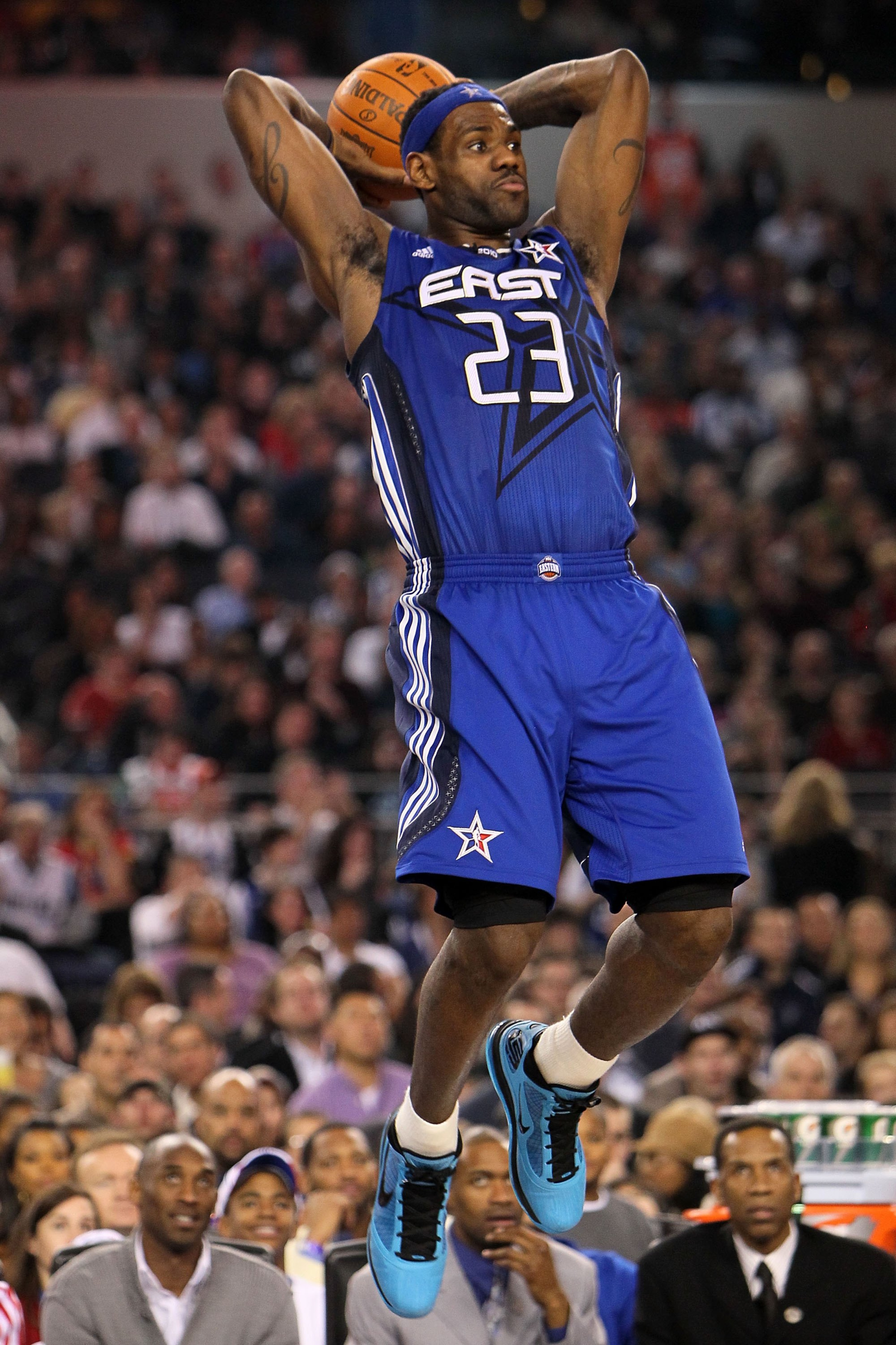 ARLINGTON, TX - FEBRUARY 14: LeBron James #23 of the Eastern Conference throws a pass during the first half of the NBA All-Star Game, part of 2010 NBA All-Star Weekend at Cowboys Stadium on February 14, 2010 in Arlington, Texas. The Eastern Conference de ARLINGTON, TX - FEBRUARY 14: LeBron James #23 of the Eastern Conference throws a pass during the first half of the NBA All-Star Game, part of 2010 NBA All-Star Weekend at Cowboys Stadium on February 14, 2010 in Arlington, Texas. The Eastern Conference de