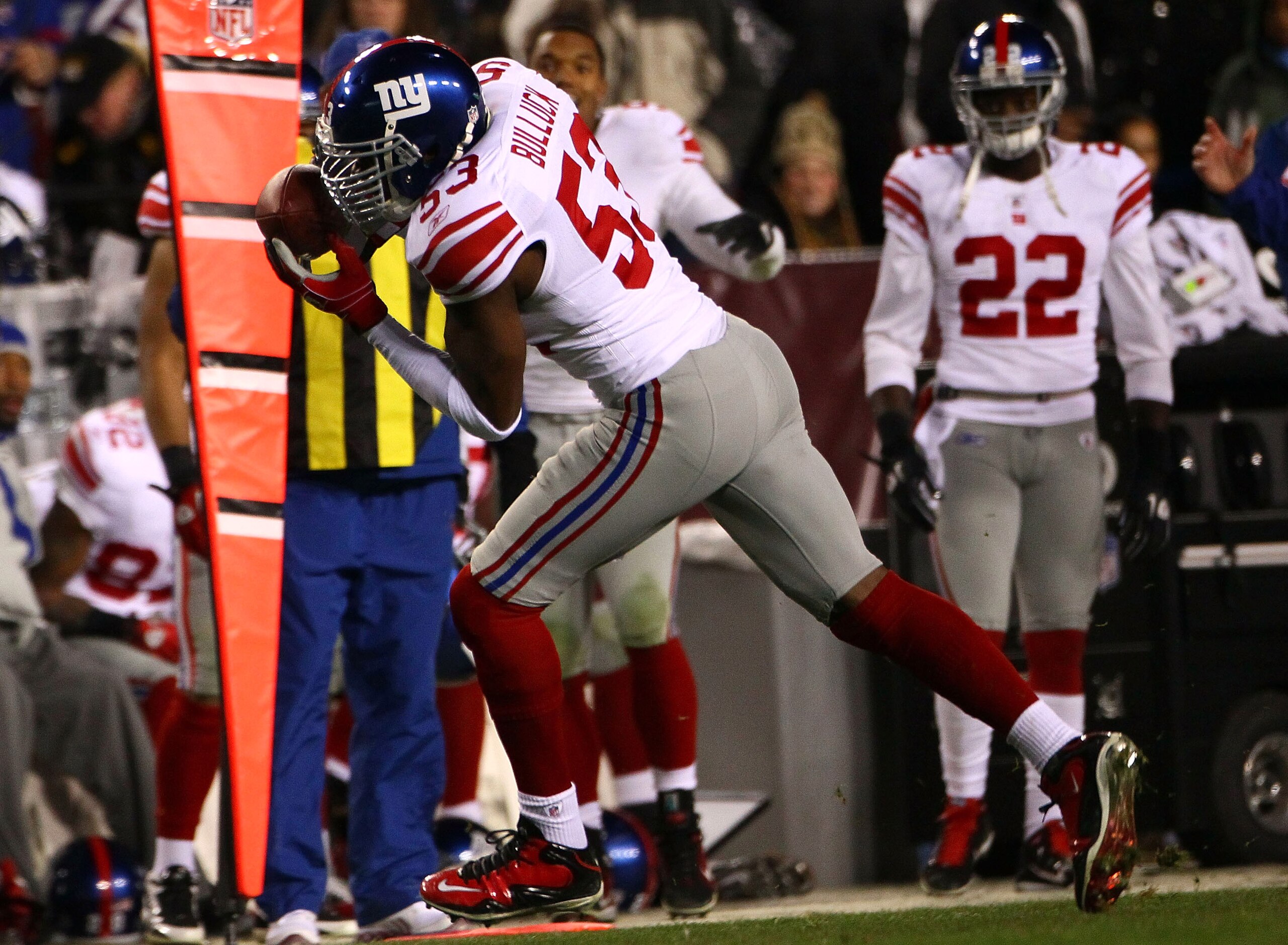 LANDOVER, MD - JANUARY 02:  Linebacker Keith Bulluck #53 of the New York Giants intercepts a pass against the Washington Redskins during their game at FedEx Field on January 2, 2011 in Landover, Maryland. The Giants won the game 17-14.  (Photo by Win McNa