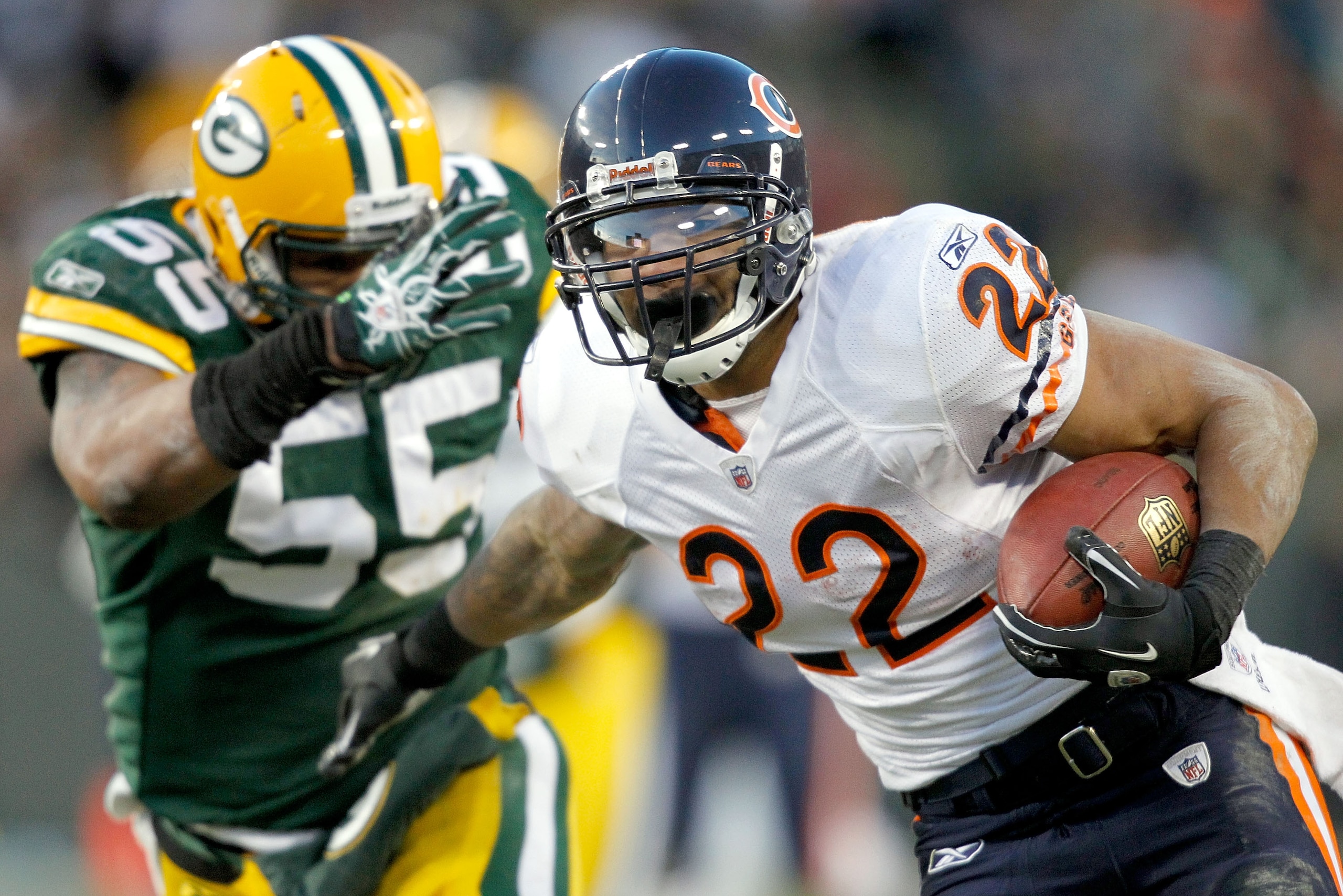 GREEN BAY, WI - JANUARY 02: Matt Forte #22 of the Chicago Bears carries the ball after making a catch against the Green Bay Packers at Lambeau Field on January 2, 2011 in Green Bay, Wisconsin. (Photo by Matthew Stockman/Getty Images) GREEN BAY, WI - JANUARY 02: Matt Forte #22 of the Chicago Bears carries the ball after making a catch against the Green Bay Packers at Lambeau Field on January 2, 2011 in Green Bay, Wisconsin. (Photo by Matthew Stockman/Getty Images)