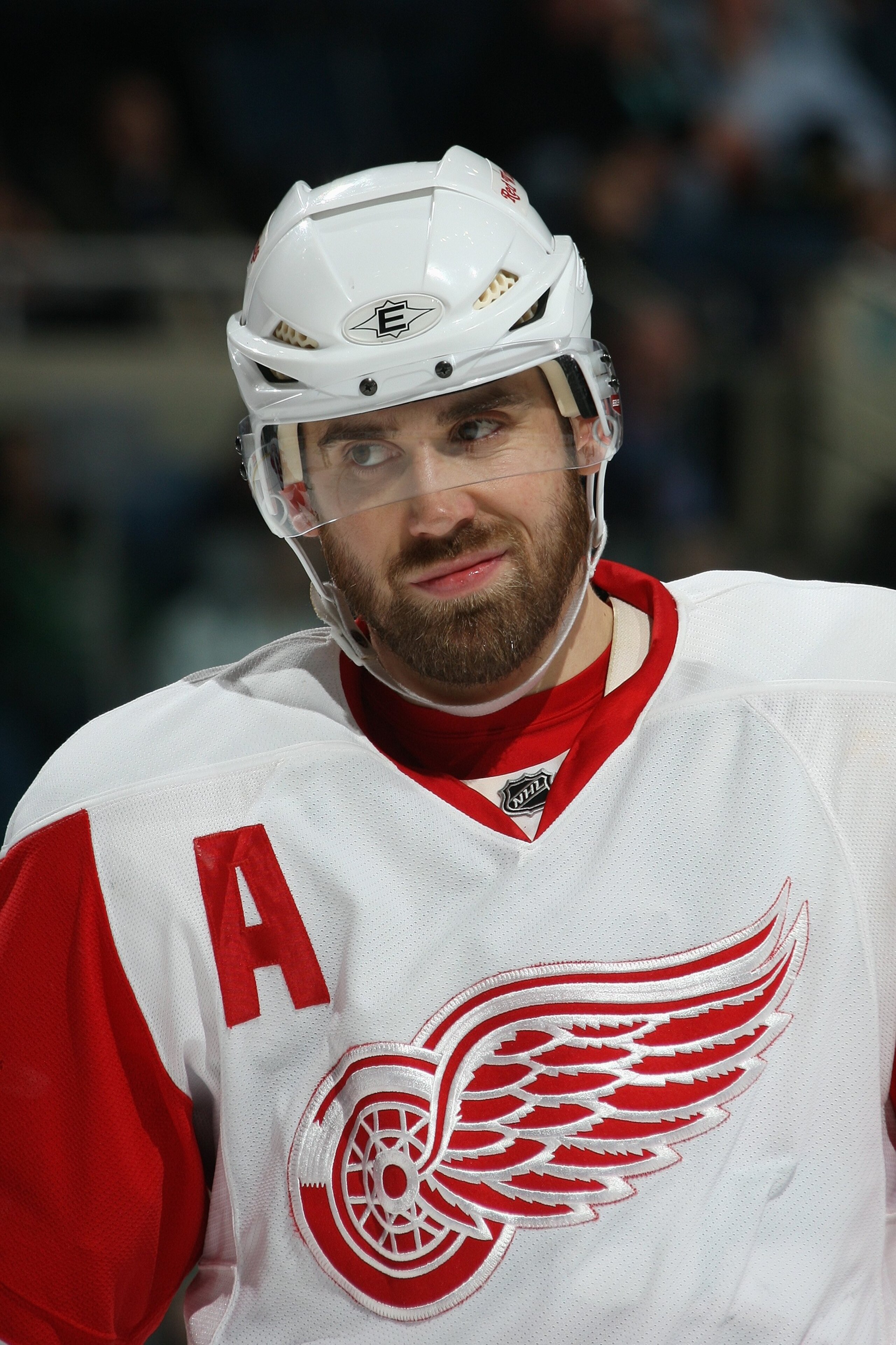 UNIONDALE, NY - JANUARY 12:  Henrik Zetterberg #40 of the Detroit Red Wings looks on during the game against the New York Islanders at the Nassau Coliseum on January 12, 2010 in Uniondale, New York.  (Photo by Bruce Bennett/Getty Images)