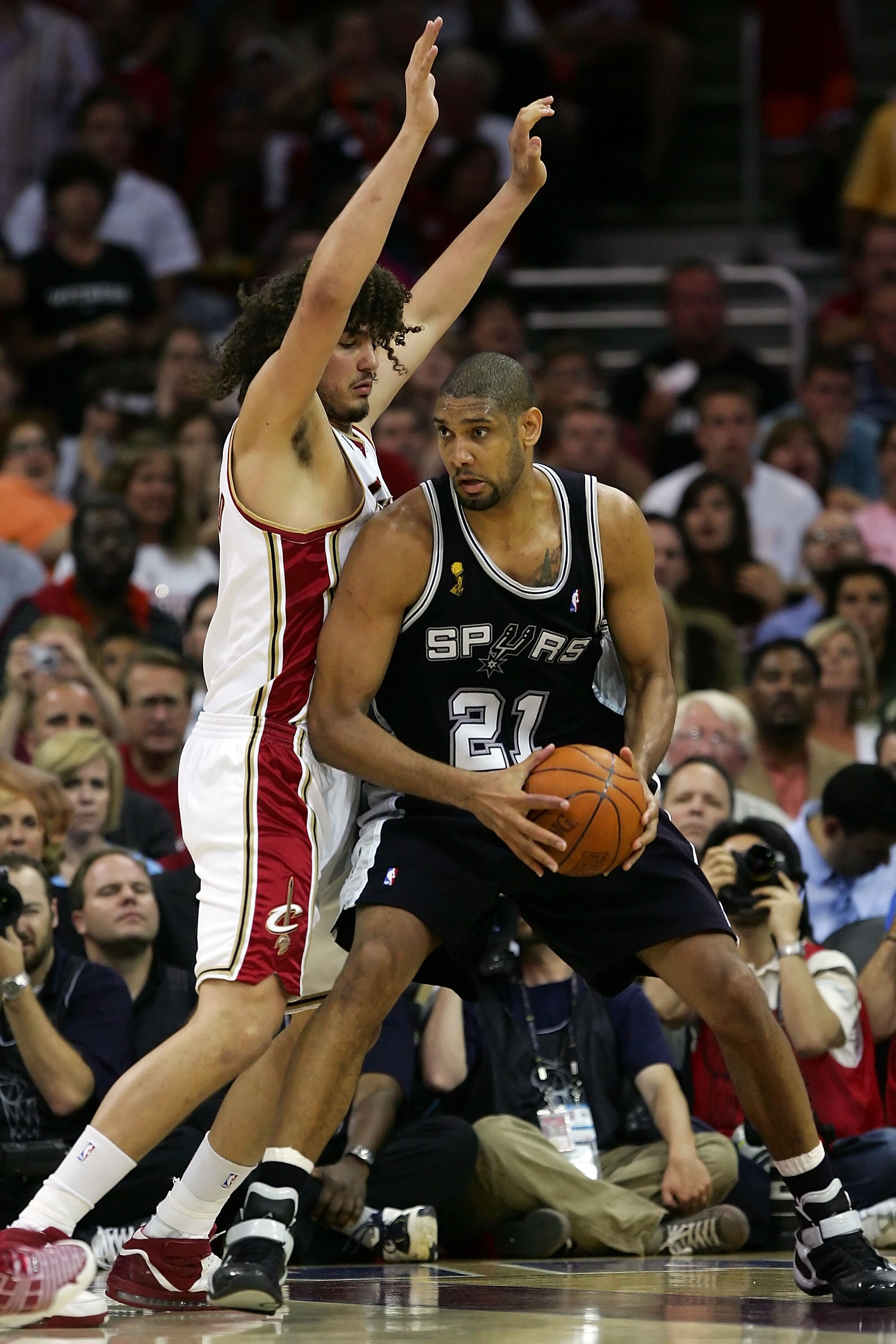 CLEVELAND - JUNE 14: Tim Duncan #21 of the San Antonio Spurs posts up against Anderson Varejao #17 of the Cleveland Cavaliers in Game Four of the NBA Finals on June 14, 2007 at the Quicken Loans Arena in Cleveland, Ohio. NOTE TO USER: User expressly ackno