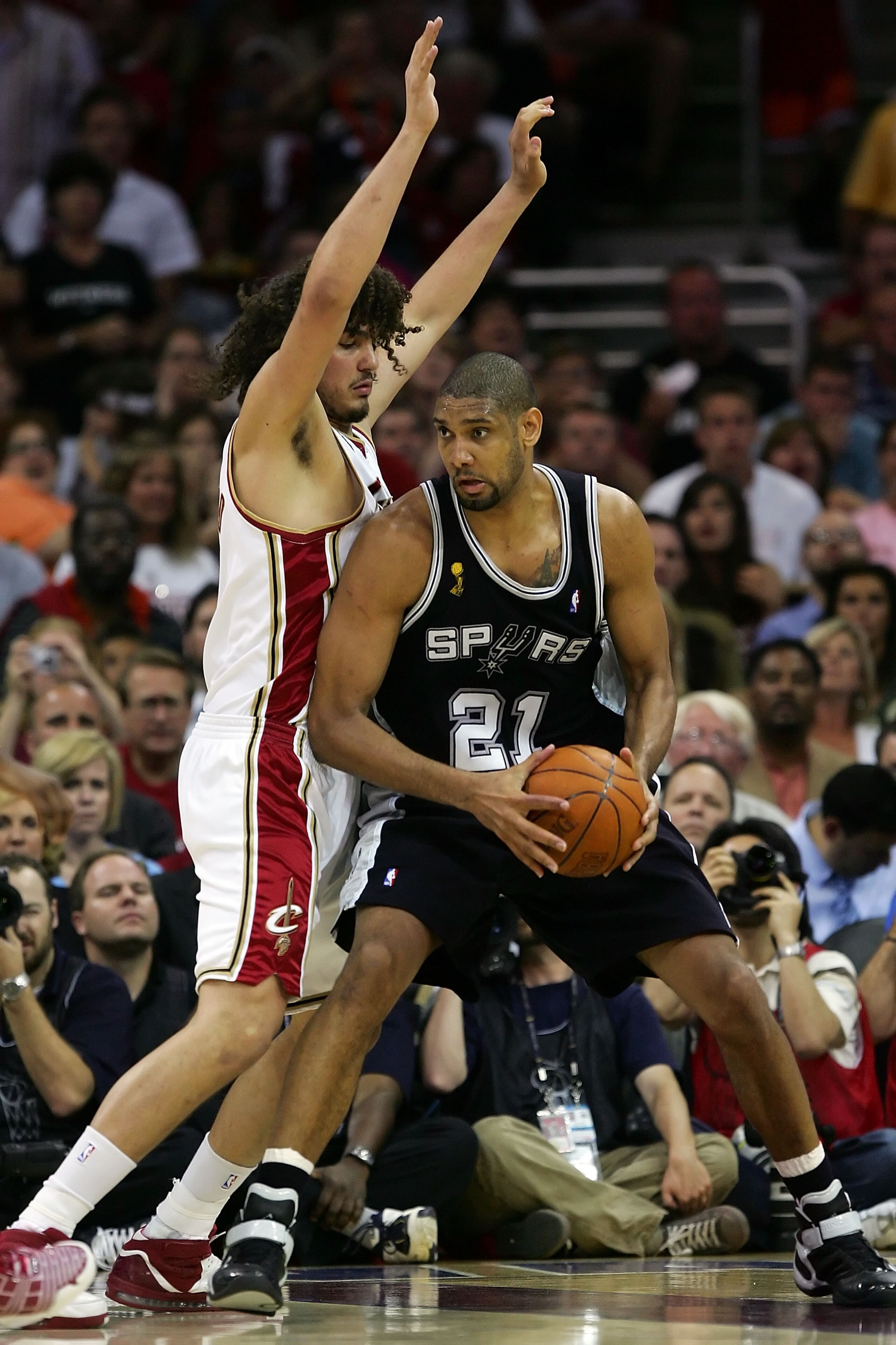 CLEVELAND - JUNE 14: Tim Duncan #21 of the San Antonio Spurs posts up against Anderson Varejao #17 of the Cleveland Cavaliers in Game Four of the NBA Finals on June 14, 2007 at the Quicken Loans Arena in Cleveland, Ohio. NOTE TO USER: User expressly ackno