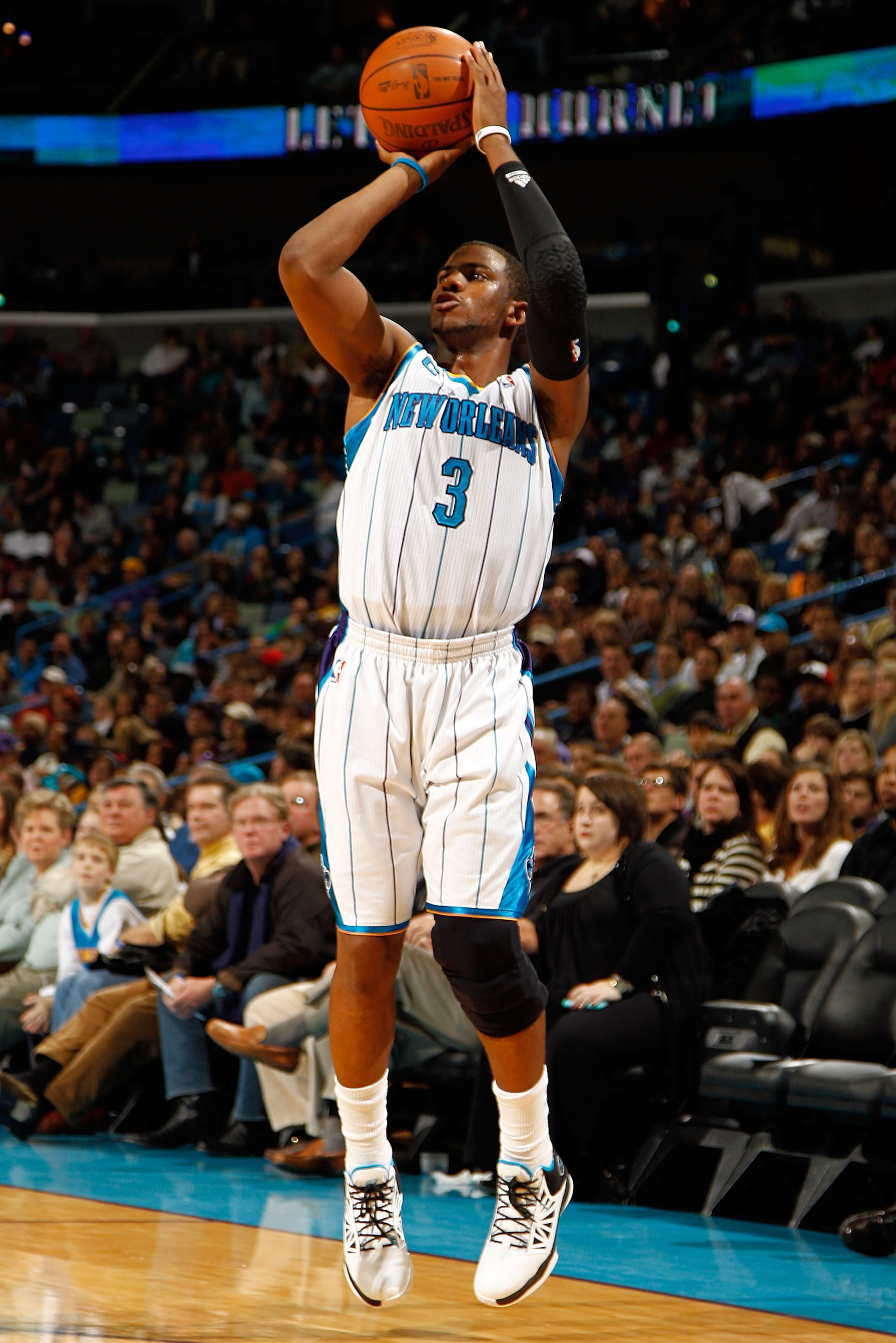 NEW ORLEANS, LA - DECEMBER 26:  Chris Paul #3 of the New Orleans Hornets shoots the ball during the game against the Atlanta Hawks at the New Orleans Arena on December 26, 2010 in New Orleans, Louisiana.  NOTE TO USER: User expressly acknowledges and agre