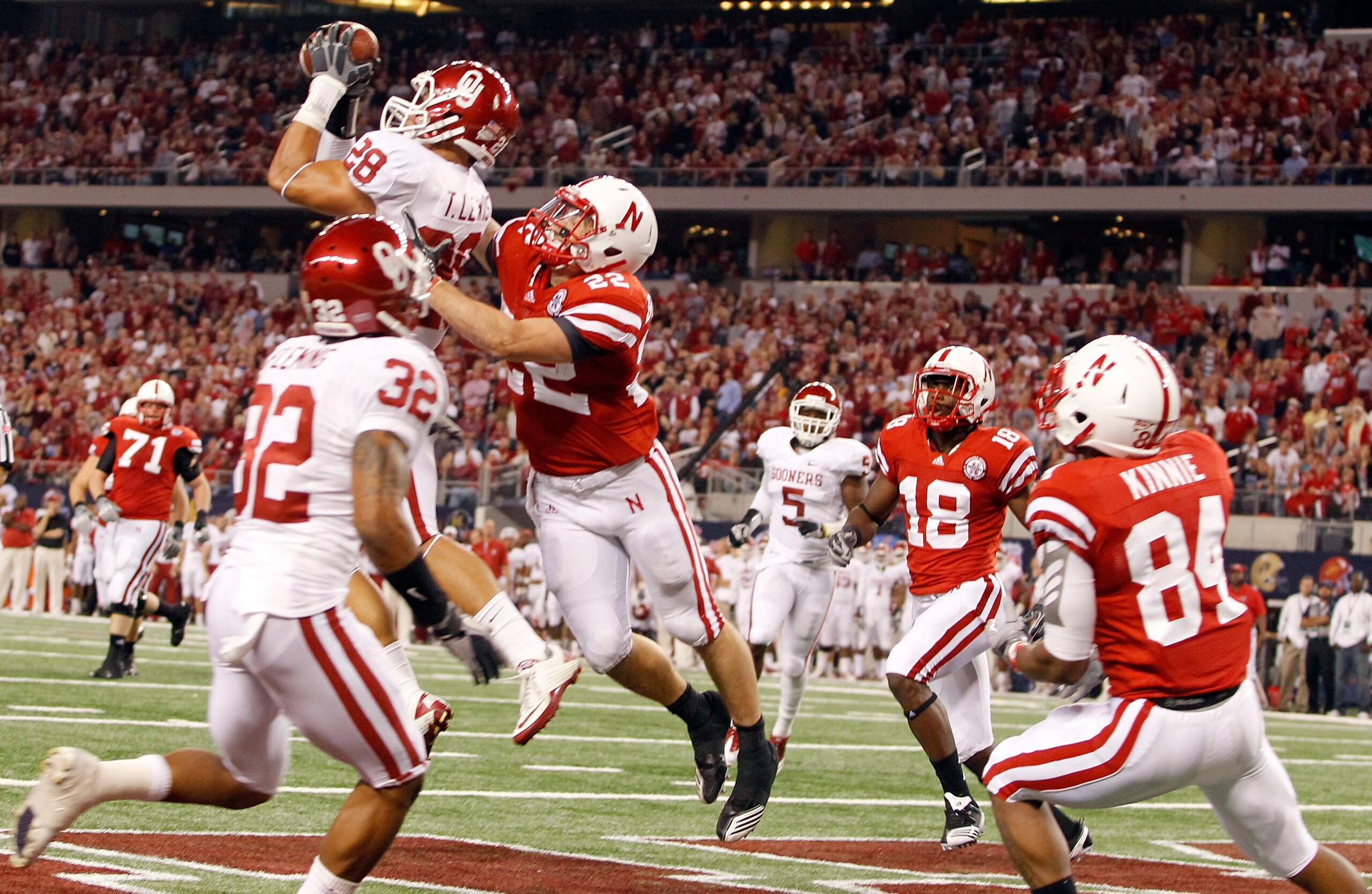 ARLINGTON, TX - DECEMBER 04:  Linebacker Travis Lewis #28 of the Oklahoma Sooners intercepts a pass thrown by quarterback Taylor Martinez #3 of the Nebraska Cornhuskers at Cowboys Stadium on December 4, 2010 in Arlington, Texas.  (Photo by Tom Pennington/