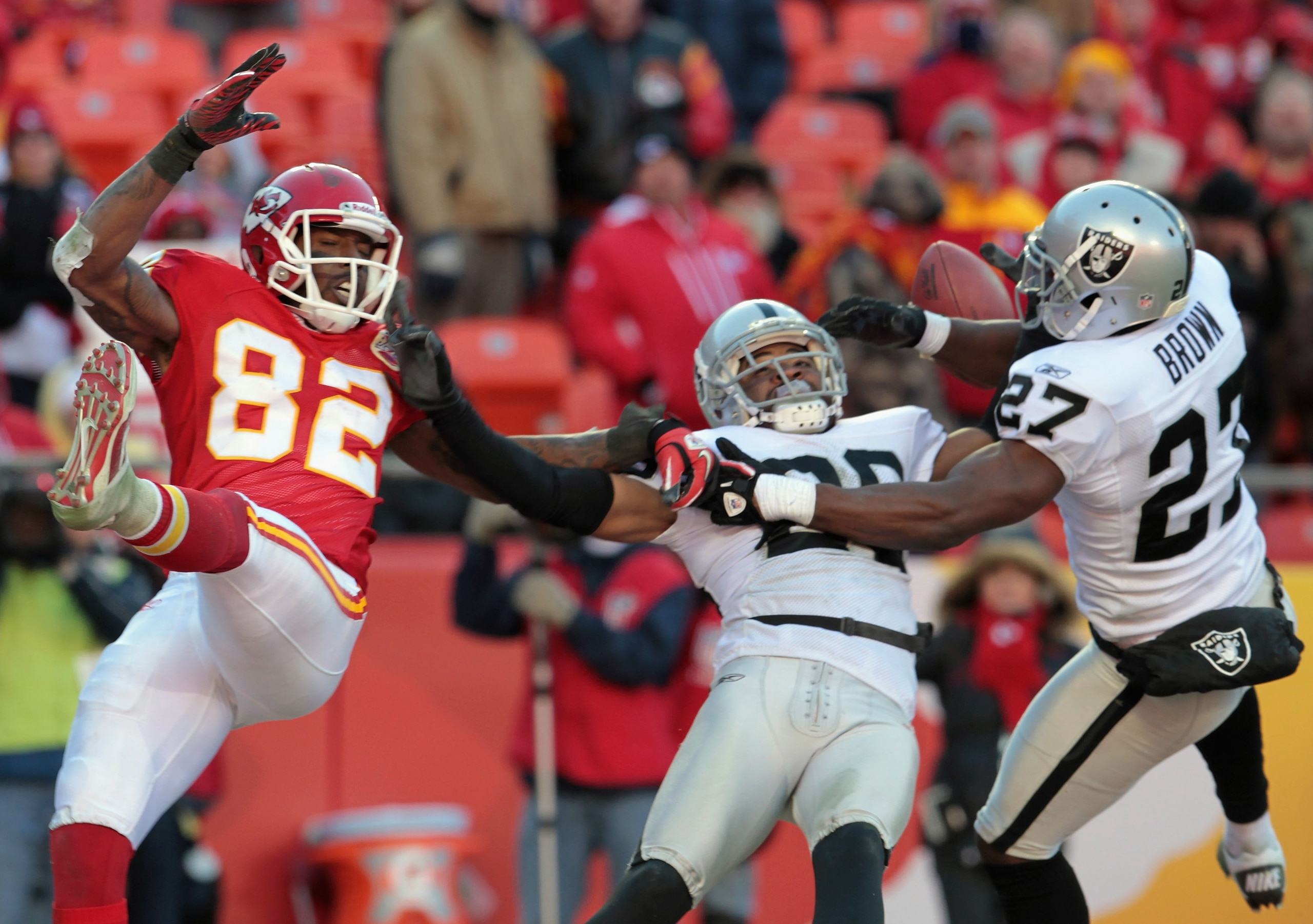 KANSAS CITY, MO - JANUARY 02:  Stevie Brown #27 of the Oakland Raiders breaks up a pass intended for Dwayne Bowe #82 of the Kansas City Chiefs during the game on January 2, 2011 at Arrowhead Stadium in Kansas City, Missouri.  (Photo by Jamie Squire/Getty 