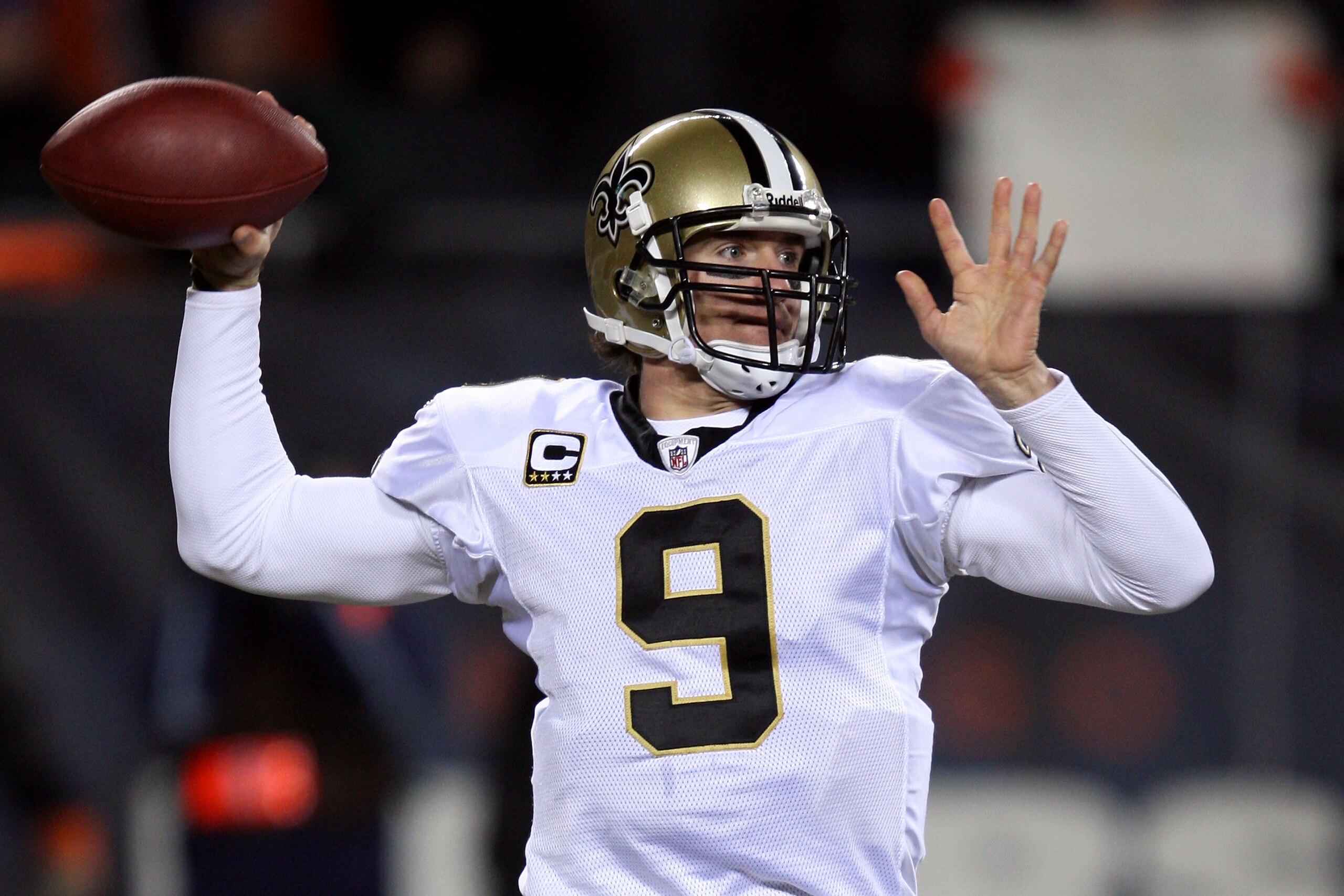 CHICAGO - DECEMBER 11:  Drew Brees #9 of the New Orleans Saints throws a pass against the Chicago Bears at Soldier Field on December 11, 2008 in Chicago, Illinois.  (Photo by Jonathan Daniel/Getty Images)