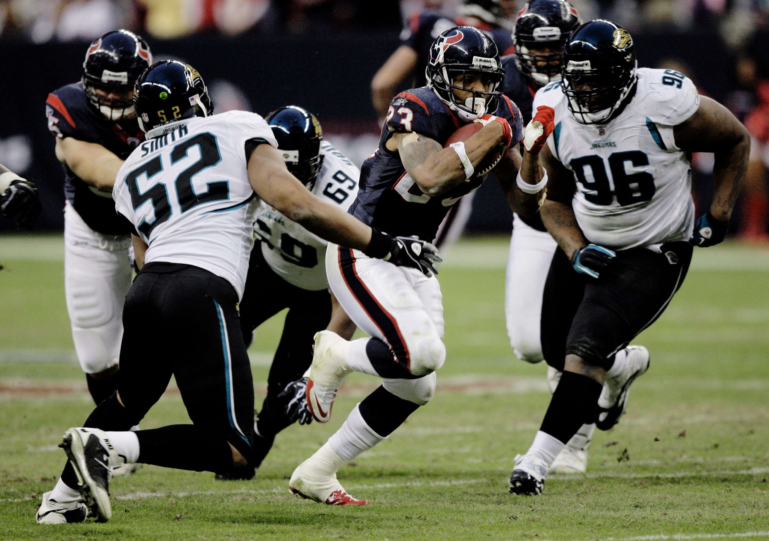 HOUSTON - JANUARY 02: Running back Arian Foster #23 of the Houston Texans rushes past linebacker Daryl Smith #52 of the Jacksonville Jaguars and Terrance Knighton #96 at Reliant Stadium on January 2, 2011 in Houston, Texas. (Photo by Bob Levey/Getty Im HOUSTON - JANUARY 02: Running back Arian Foster #23 of the Houston Texans rushes past linebacker Daryl Smith #52 of the Jacksonville Jaguars and Terrance Knighton #96 at Reliant Stadium on January 2, 2011 in Houston, Texas. (Photo by Bob Levey/Getty Im