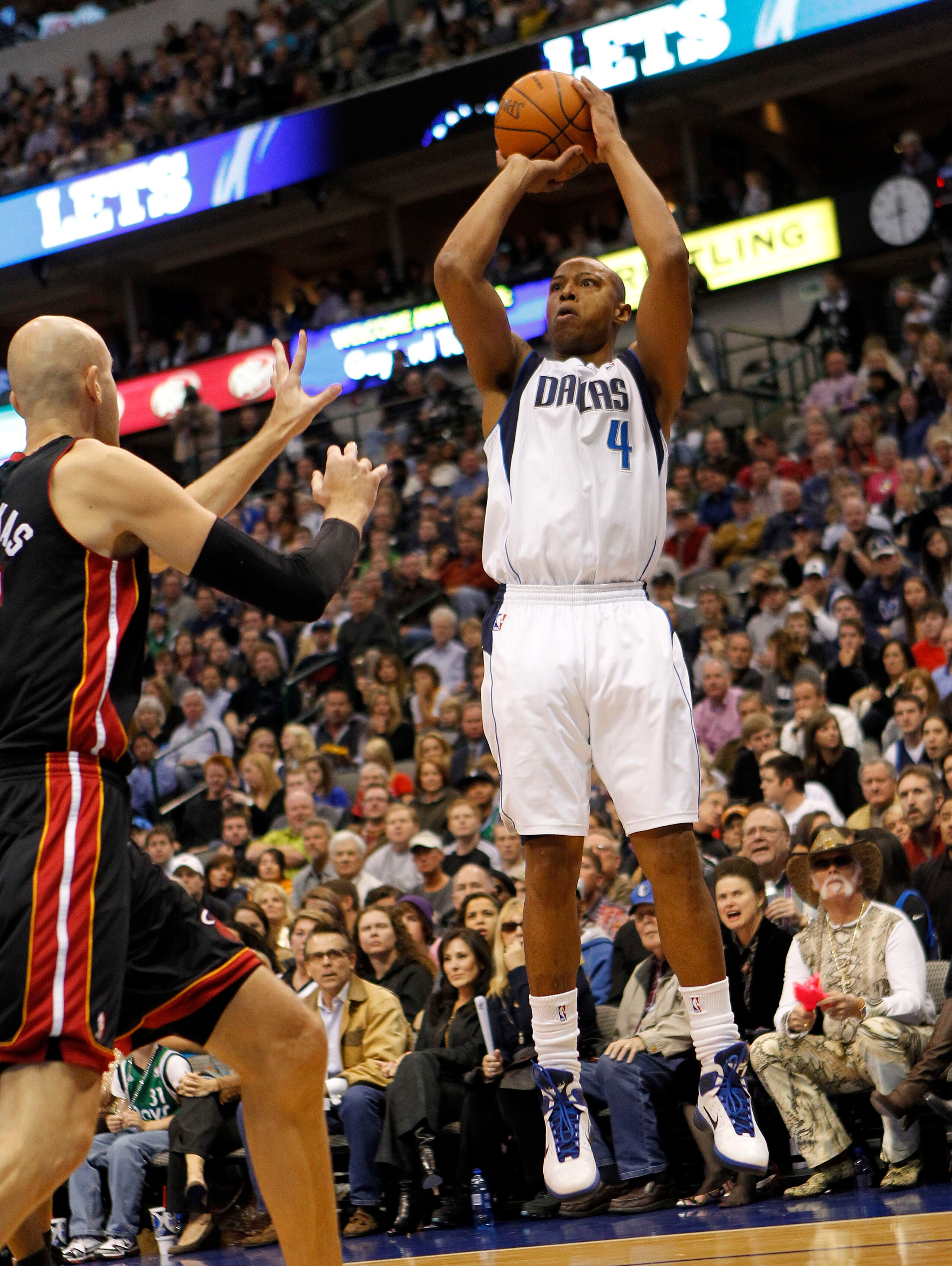 DALLAS - NOVEMBER 27: Caron Butler #4 of the Dallas Mavericks shoots over Zydrunas IIgauskas #11 of the Miami Heat on November 27, 2010 at the American Airlines Center in Dallas, Texas. NOTE TO USER: User expressly acknowledges and agrees that, by downloa