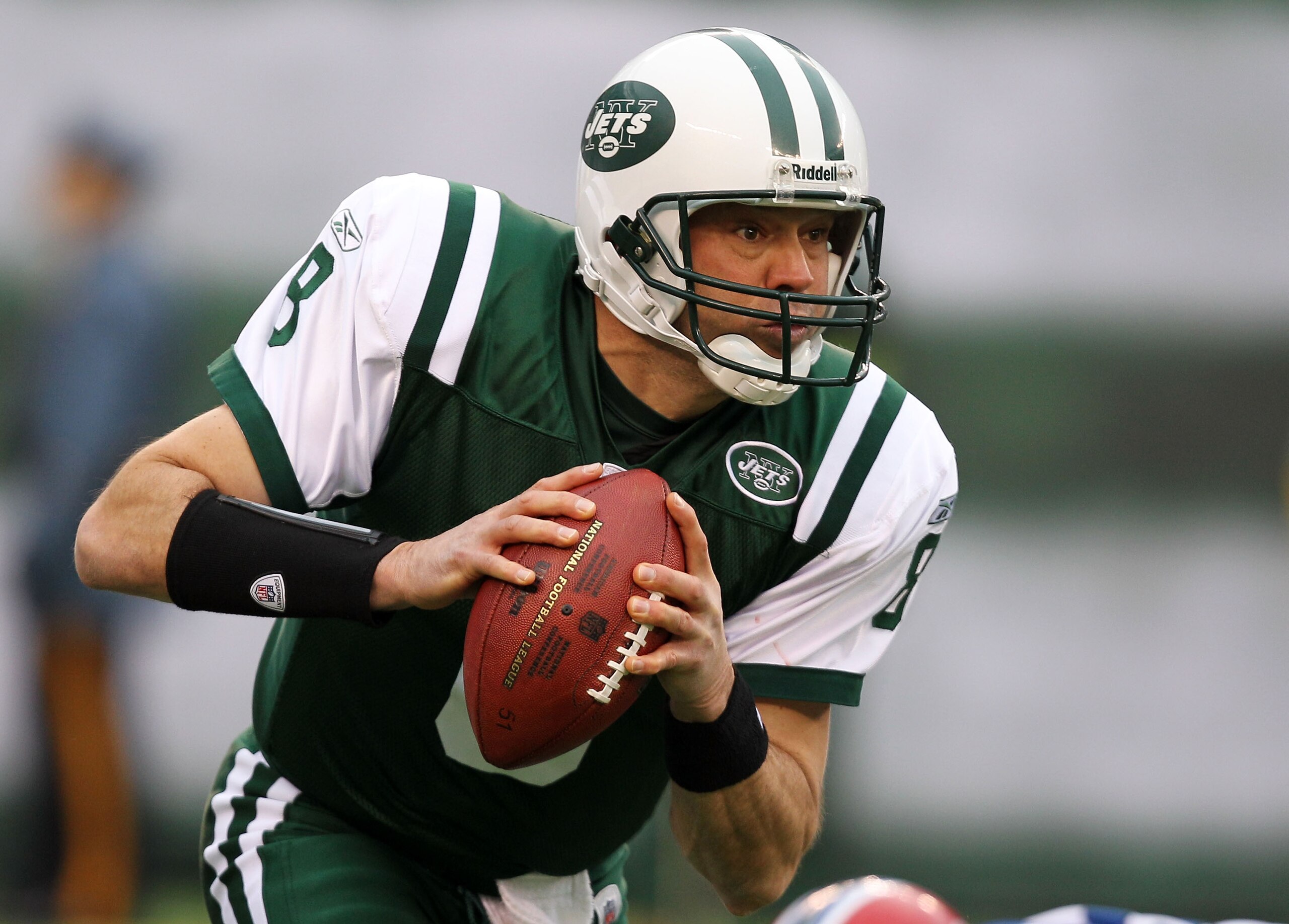 EAST RUTHERFORD, NJ - JANUARY 02:  Mark Brunell #8 of the New York Jets scrambles against the Buffalo Bills at New Meadowlands Stadium on January 2, 2011 in East Rutherford, New Jersey.  (Photo by Michael Heiman/Getty Images)