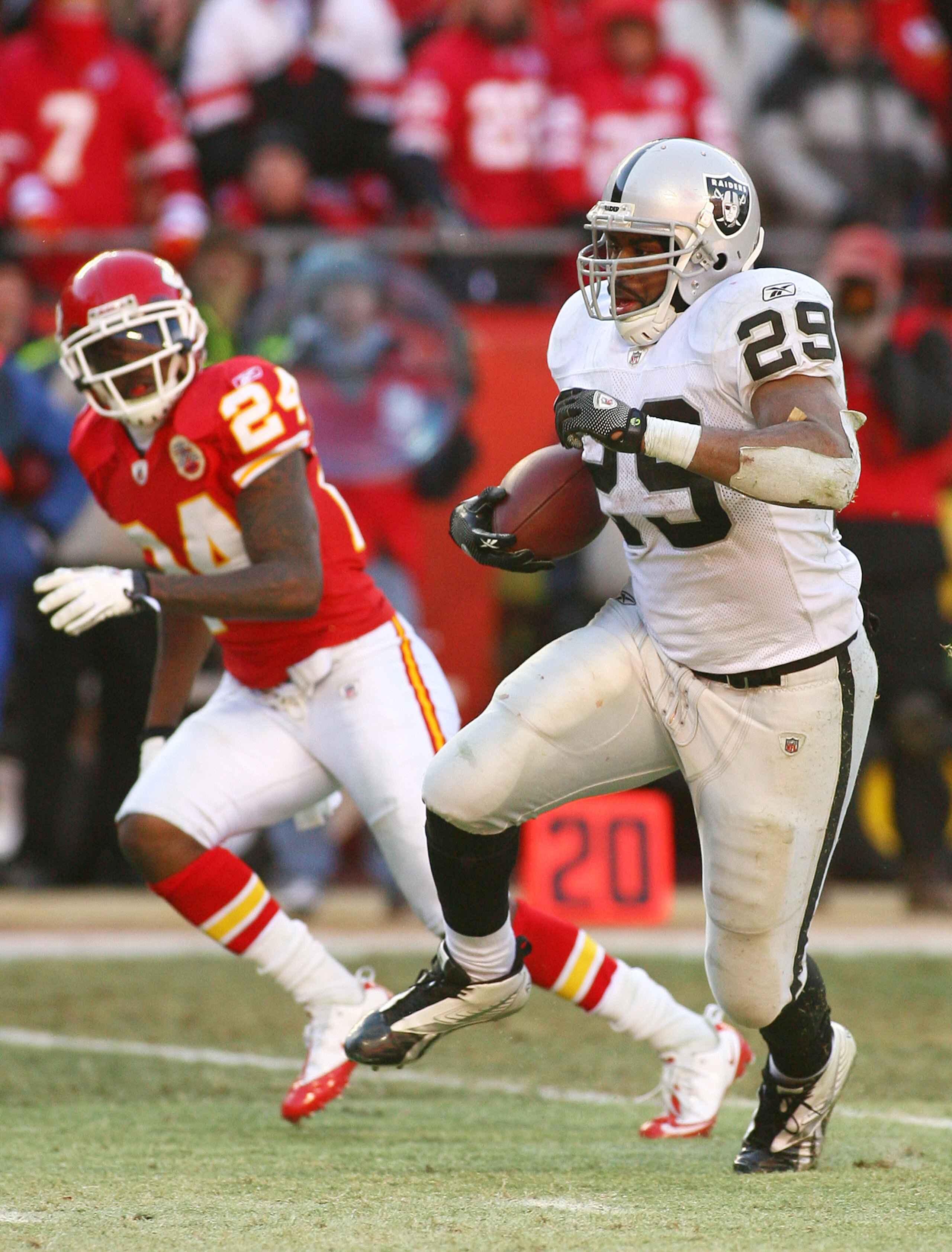 KANSAS CITY, MO - JANUARY 02:  Running back Michael Bush #29 of the Oakland Raiders runs down field in a game against the Kansas City Chiefs at Arrowhead Stadium on January 2, 2011 in Kansas City, Missouri.  (Photo by Tim Umphrey/Getty Images)
