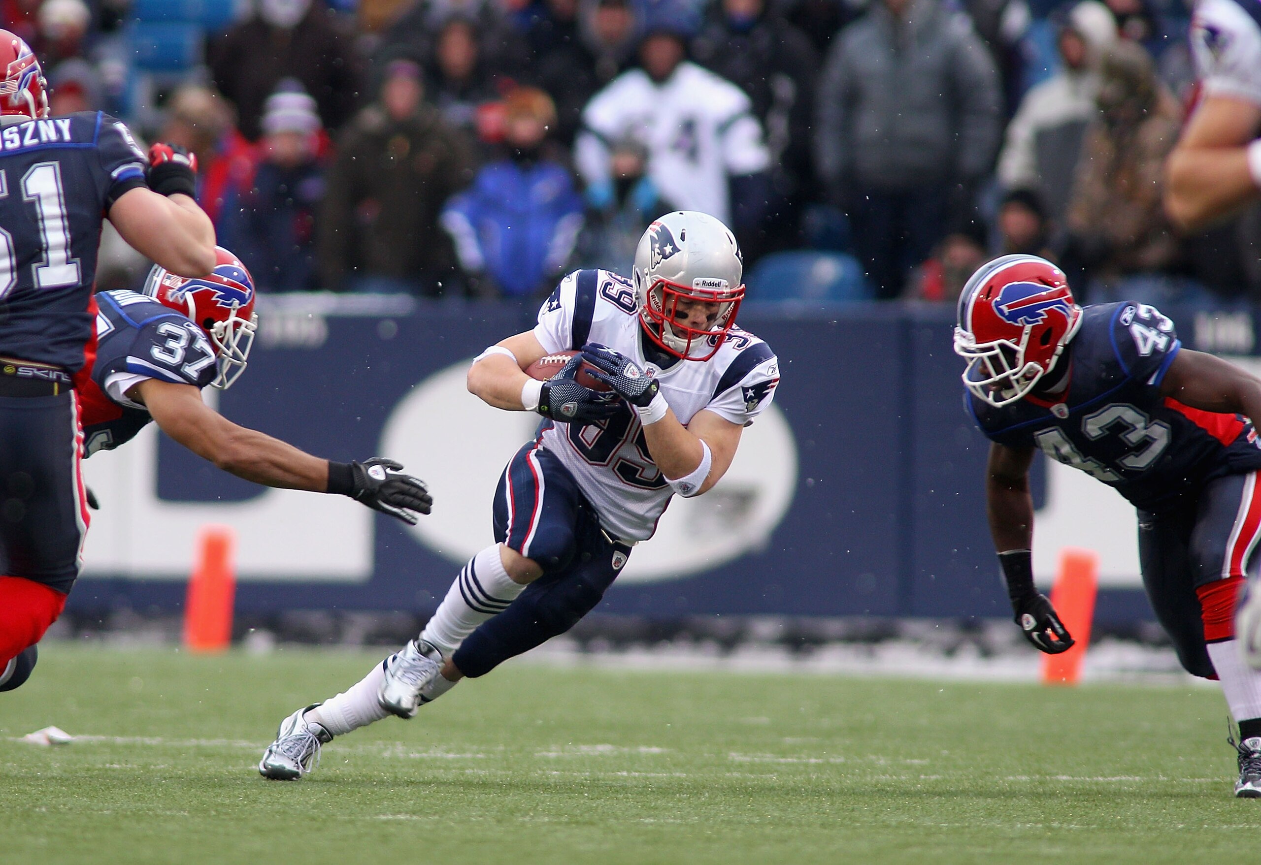 ORCHARD PARK, NY - DECEMBER 26:  Danny Woodhead #39 of the New England Patriots runs against the Buffalo Bills  at Ralph Wilson Stadium on December 26, 2010 in Orchard Park, New York. New England won 34-3.  (Photo by Rick Stewart/Getty Images)