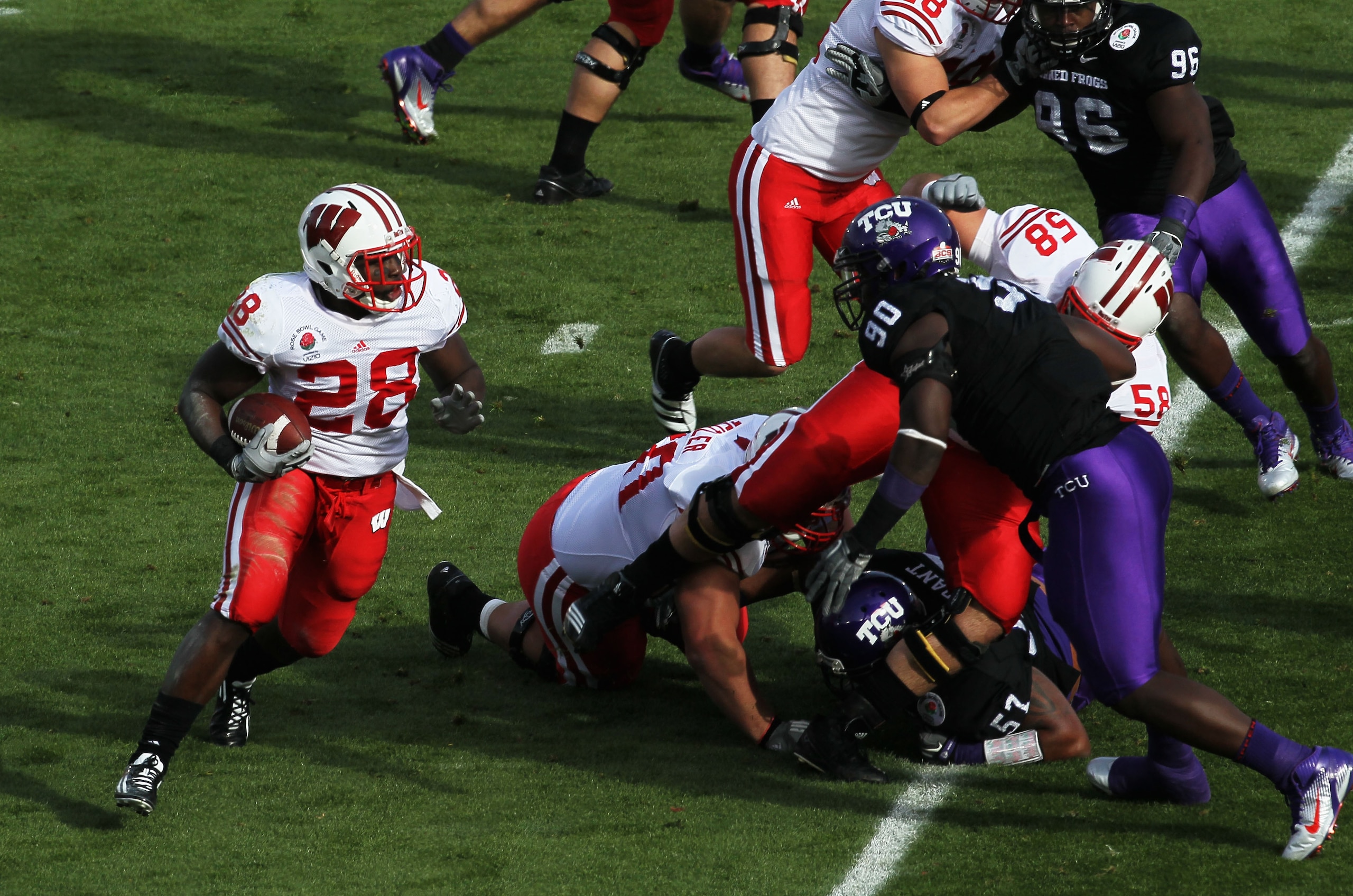 PASADENA, CA - JANUARY 01:  Running back Montee Ball #28 of the Wisconsin Badgers rushes with the ball against the TCU Horned Frogs in the first quarter of the 97th Rose Bowl game on January 1, 2011 in Pasadena, California.  (Photo by Stephen Dunn/Getty I