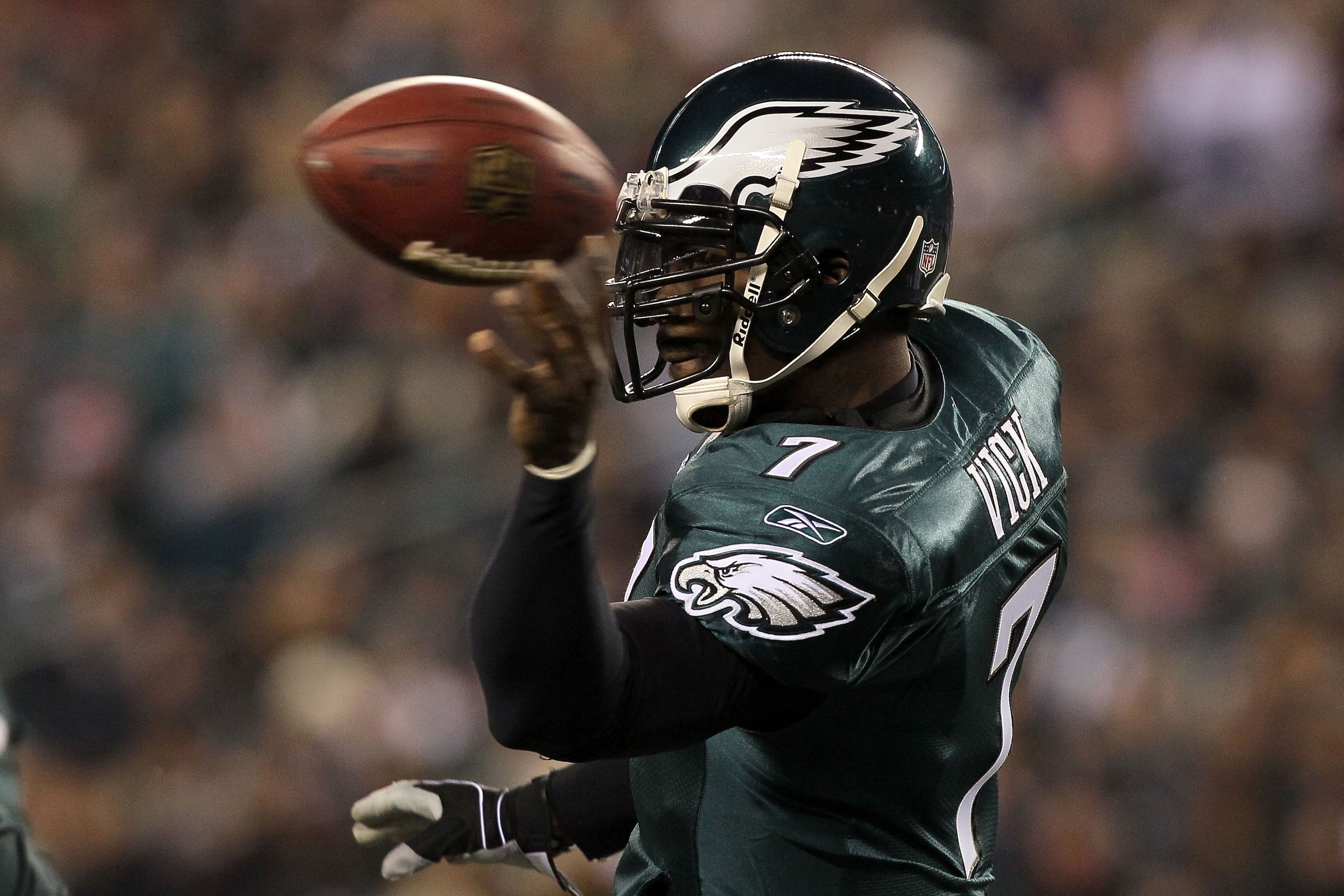 PHILADELPHIA, PA - DECEMBER 28:  Michael Vick #7 of the Philadelphia Eagles in action against the Minnesota Vikings at Lincoln Financial Field on December 26, 2010 in Philadelphia, Pennsylvania.  (Photo by Jim McIsaac/Getty Images)