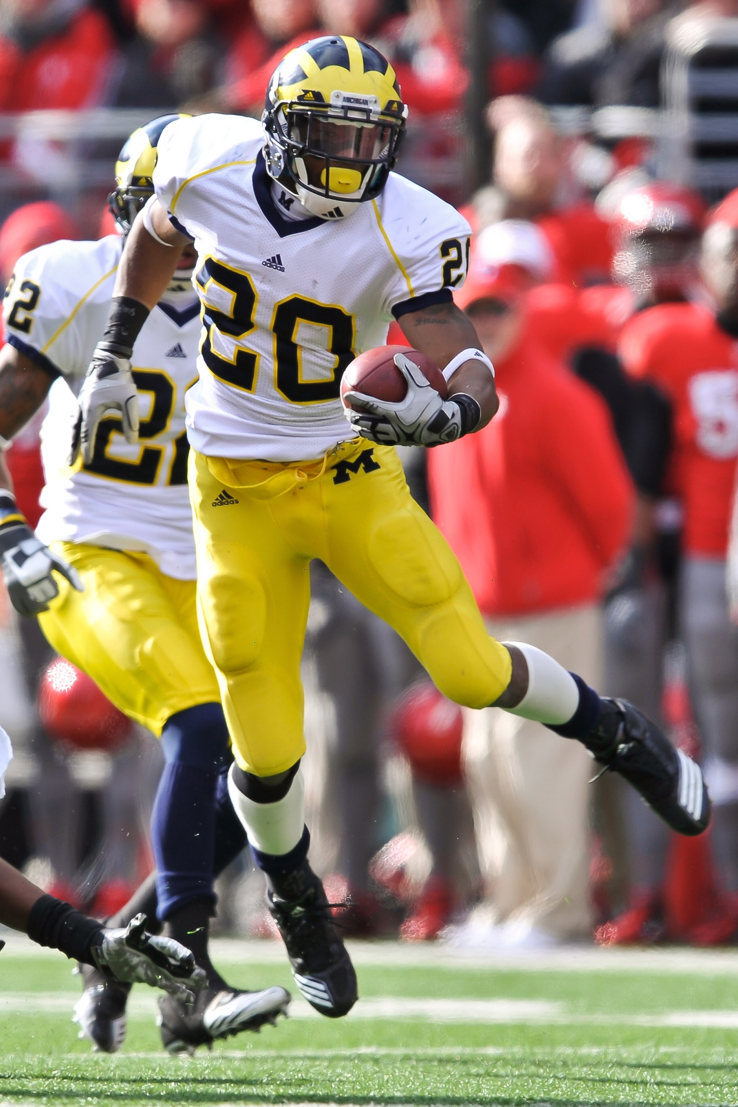 COLUMBUS, OH - NOVEMBER 27:  Michael Shaw #20 of the Michigan Wolverines runs with the ball against the Ohio State Buckeyes at Ohio Stadium on November 27, 2010 in Columbus, Ohio.  (Photo by Jamie Sabau/Getty Images)