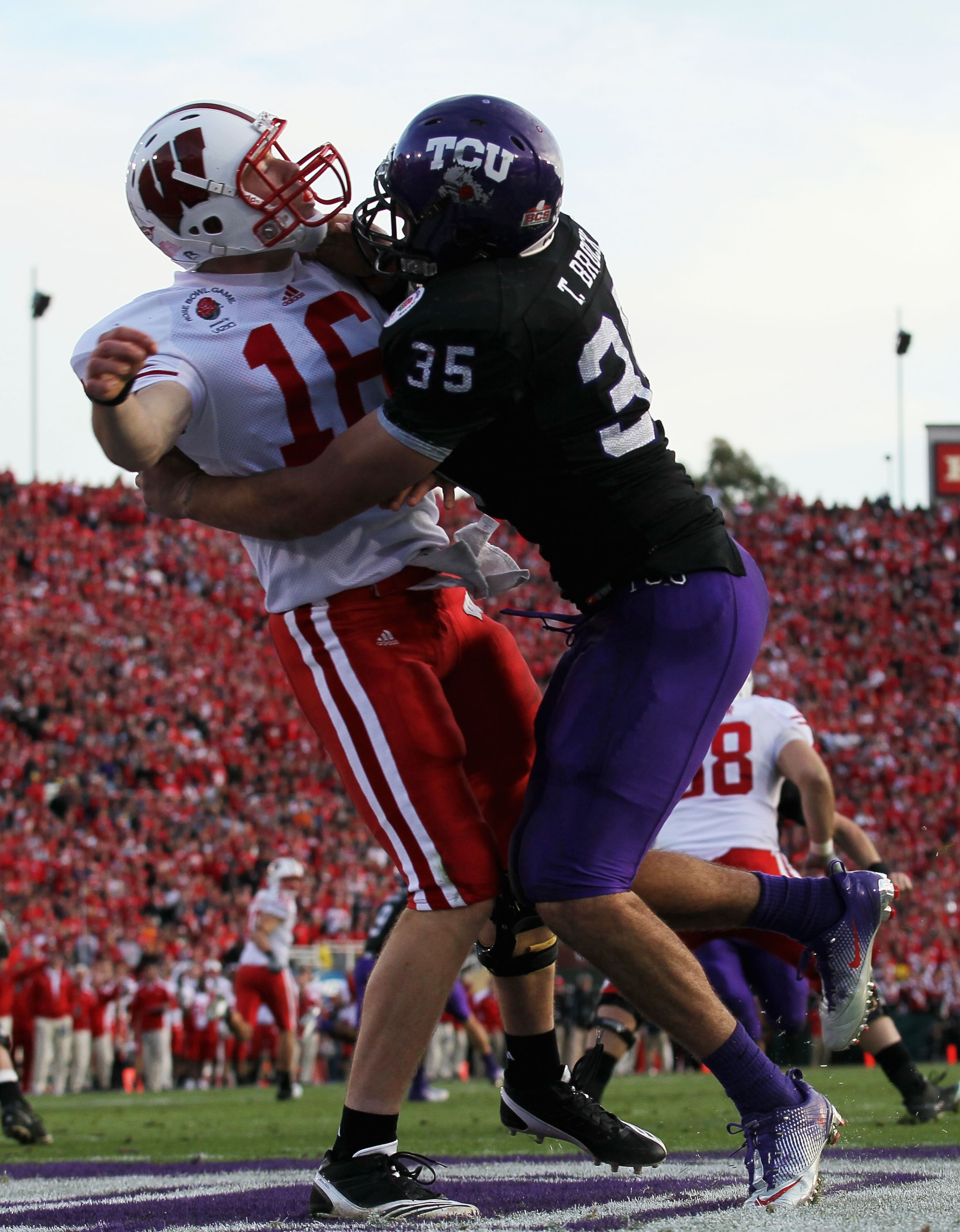 PASADENA, CA - JANUARY 01:  Quarterback Scott Tolzien #16 of the Wisconsin Badgers is hit by linebacker Tanner Brock #43 of the TCU Horned Frogs during the 97th Rose Bowl game on January 1, 2011 in Pasadena, California.  (Photo by Stephen Dunn/Getty Image