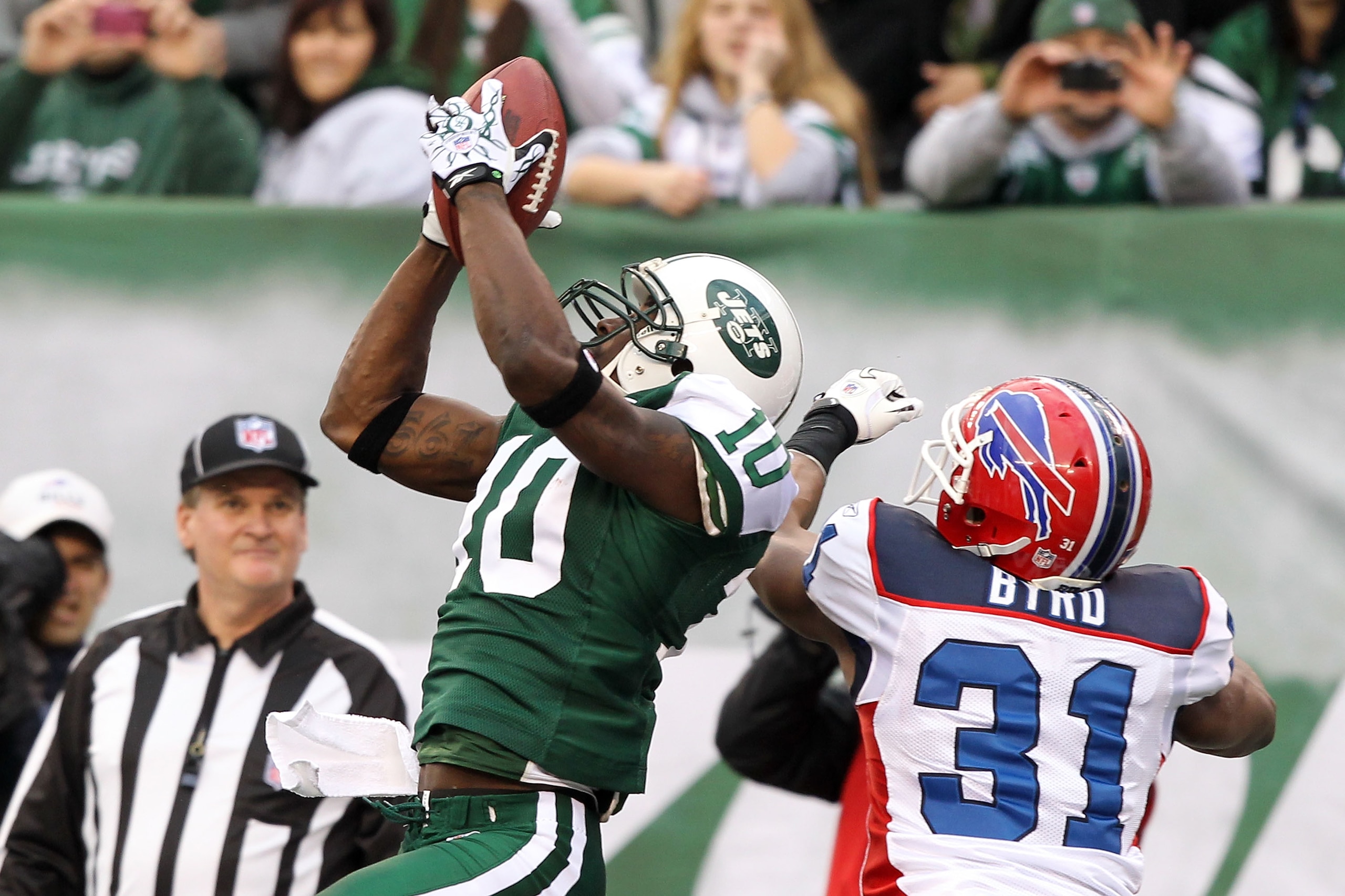 EAST RUTHERFORD, NJ - JANUARY 02: Santonio Holmes #10 of the New York Jets completes a touchdown reception against Jairus Byrd #31 of the Buffalo Bills at New Meadowlands Stadium on January 2, 2011 in East Rutherford, New Jersey. (Photo by Al Bello/Gett EAST RUTHERFORD, NJ - JANUARY 02: Santonio Holmes #10 of the New York Jets completes a touchdown reception against Jairus Byrd #31 of the Buffalo Bills at New Meadowlands Stadium on January 2, 2011 in East Rutherford, New Jersey. (Photo by Al Bello/Gett