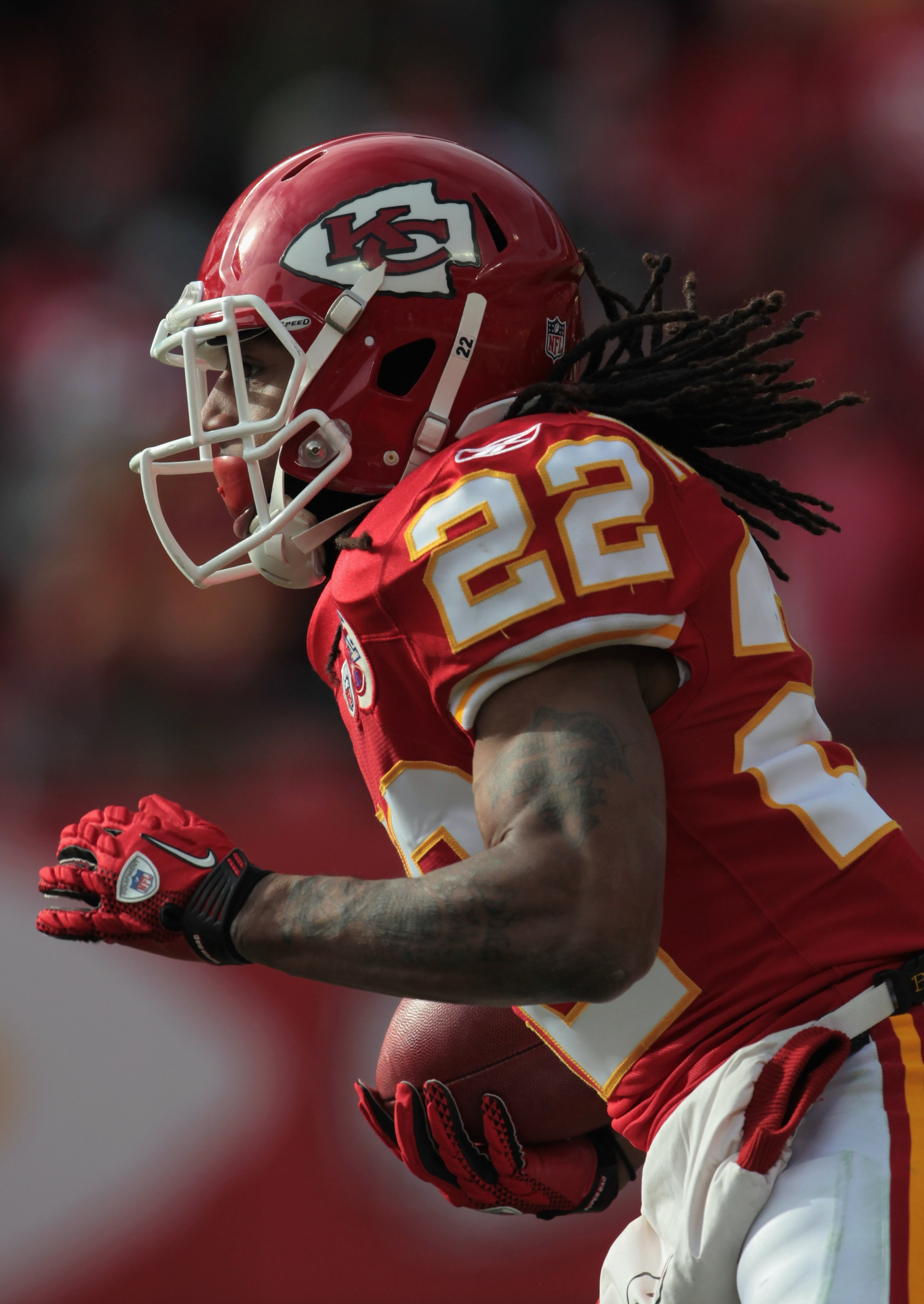 KANSAS CITY, MO - DECEMBER 26:  Dexter McCluster #22 of the Kansas City Chiefs carries the ball during the game against the Tennessee Titans on December 26, 2010 at Arrowhead Stadium in Kansas City, Missouri.  (Photo by Jamie Squire/Getty Images)