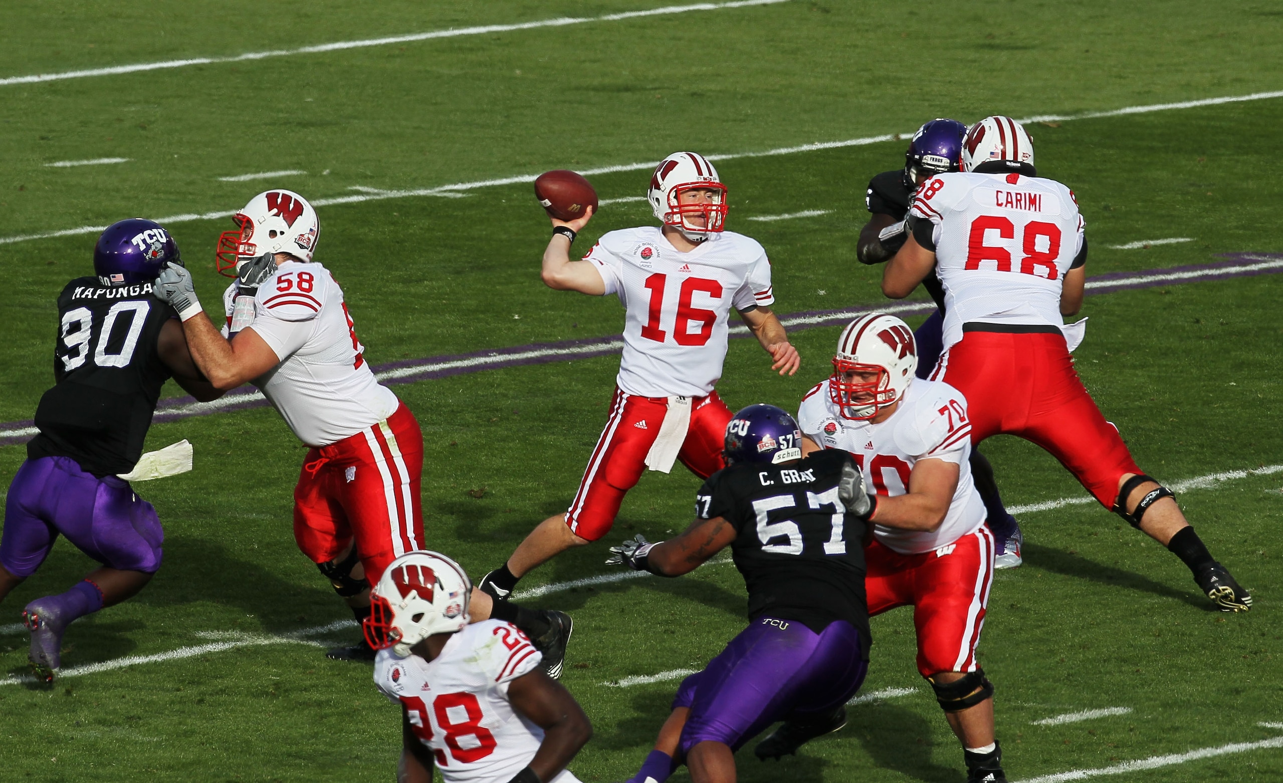 PASADENA, CA - JANUARY 01:  Quarterback Scott Tolzien #16 of the Wisconsin Badgers looks to pass the ball against the TCU Horned Frogs during the 97th Rose Bowl game on January 1, 2011 in Pasadena, California.  (Photo by Stephen Dunn/Getty Images)