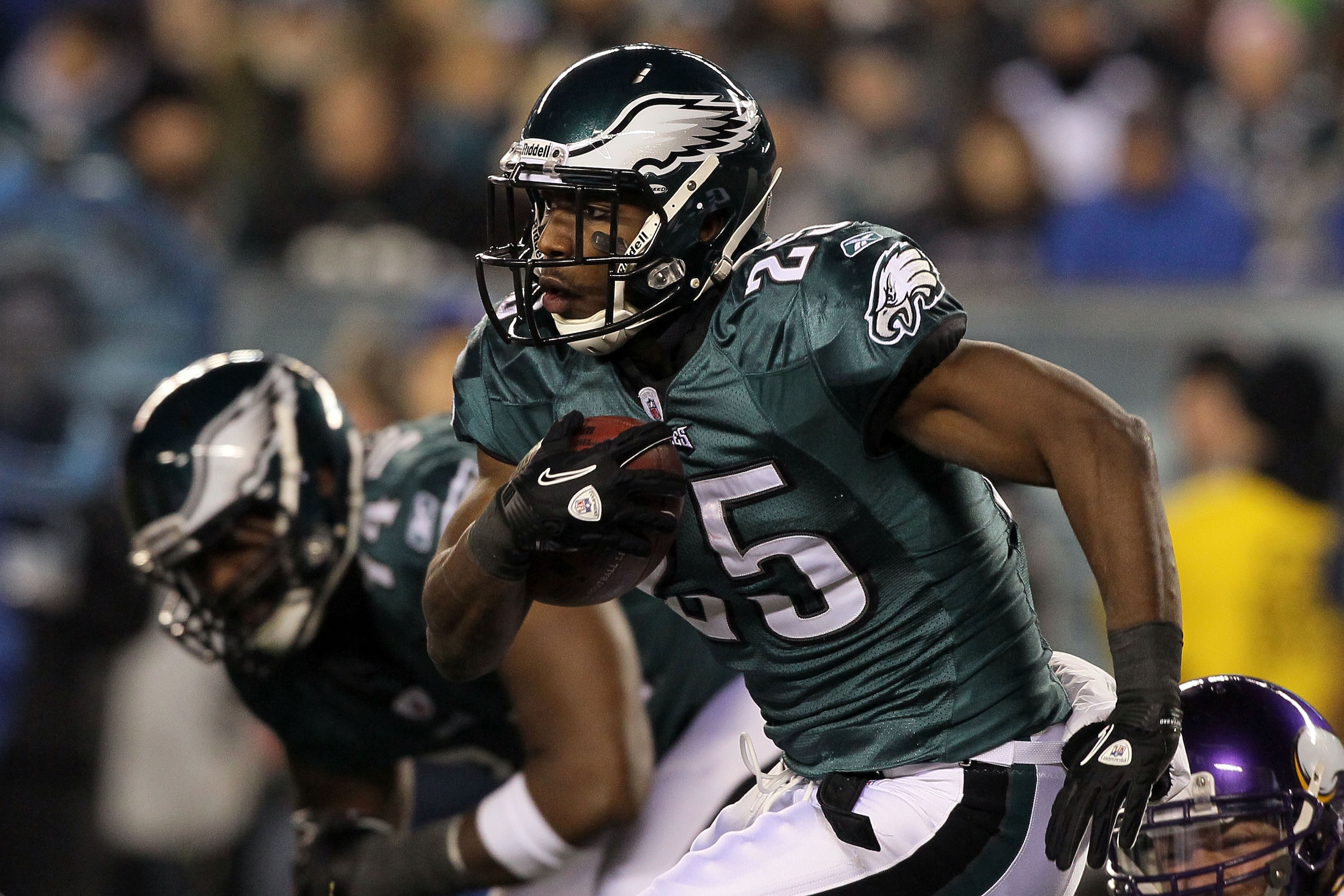 PHILADELPHIA, PA - DECEMBER 28: LeSean McCoy #25 of the Philadelphia Eagles in action against the Minnesota Vikings at Lincoln Financial Field on December 28, 2010 in Philadelphia, Pennsylvania. (Photo by Jim McIsaac/Getty Images) PHILADELPHIA, PA - DECEMBER 28: LeSean McCoy #25 of the Philadelphia Eagles in action against the Minnesota Vikings at Lincoln Financial Field on December 28, 2010 in Philadelphia, Pennsylvania. (Photo by Jim McIsaac/Getty Images)