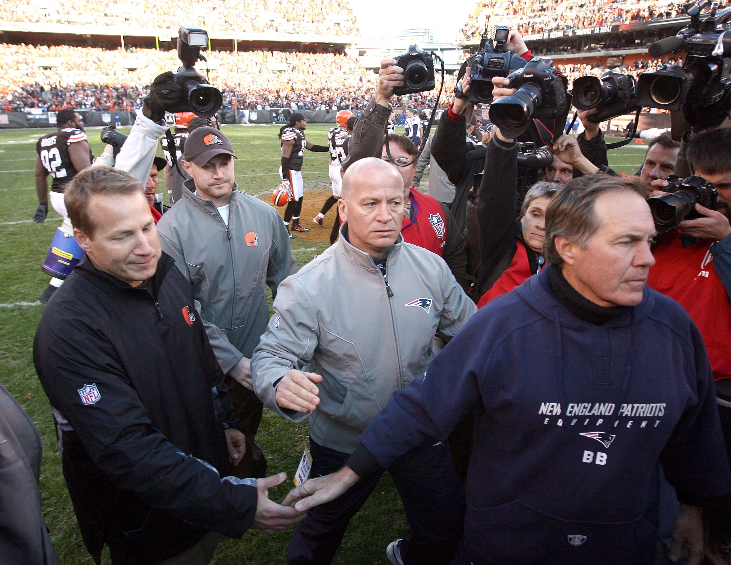 CLEVELAND - NOVEMBER 07: Head coach Eric Mangini of the Cleveland Browns shakes hands with head coach Bill Belichick of the New England Patriots at Cleveland Browns Stadium on November 7, 2010 in Cleveland, Ohio. (Photo by Matt Sullivan/Getty Images) CLEVELAND - NOVEMBER 07: Head coach Eric Mangini of the Cleveland Browns shakes hands with head coach Bill Belichick of the New England Patriots at Cleveland Browns Stadium on November 7, 2010 in Cleveland, Ohio. (Photo by Matt Sullivan/Getty Images)