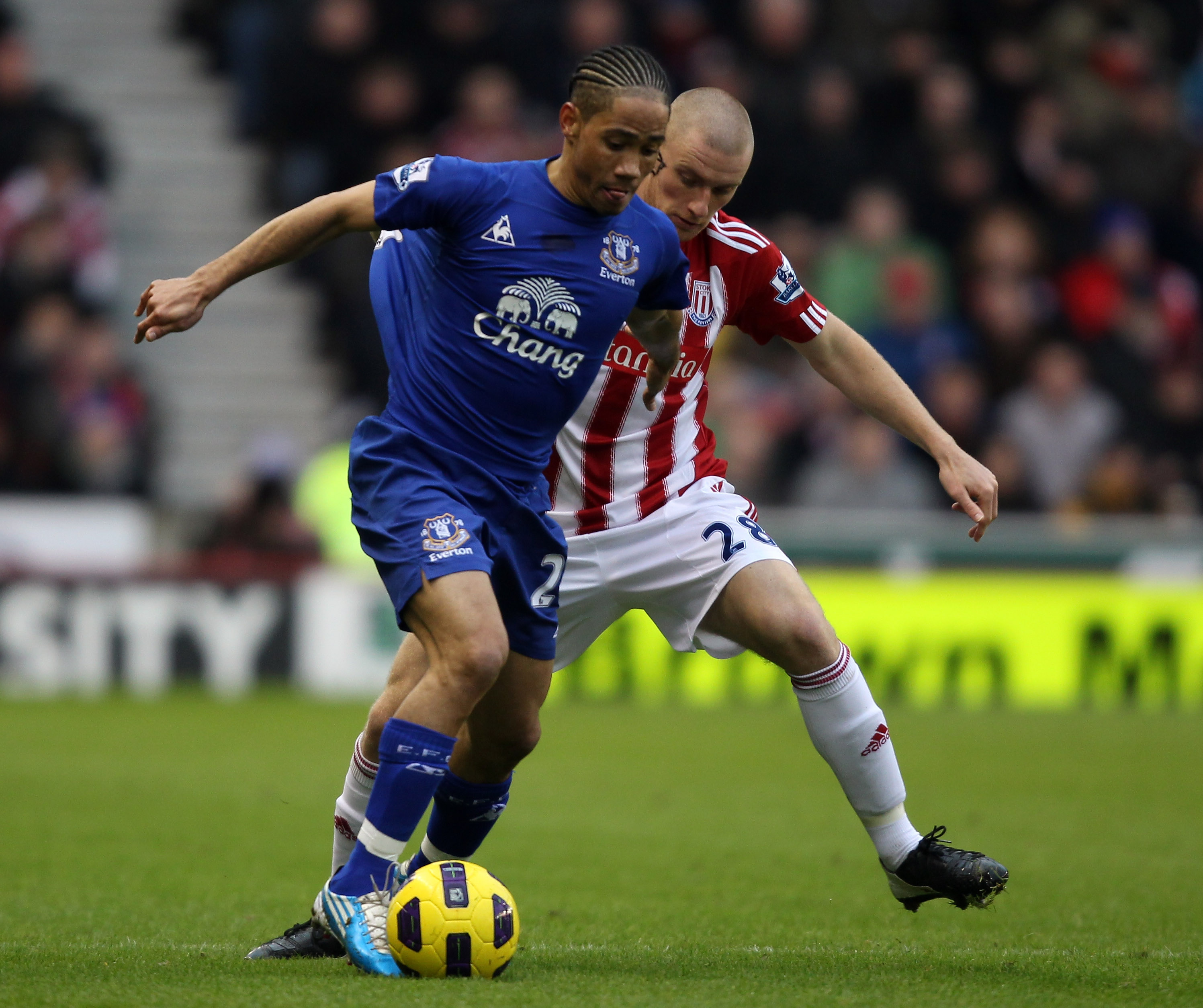 STOKE ON TRENT, ENGLAND - JANUARY 01:  Andy Wilkinson of Stoke is challenged by Steven Pienaar of Everton during the Barclays Premier League match between Stoke City and Everton at the Britannia Stadium on January 1, 2011 in Stoke on Trent, England.  (Pho