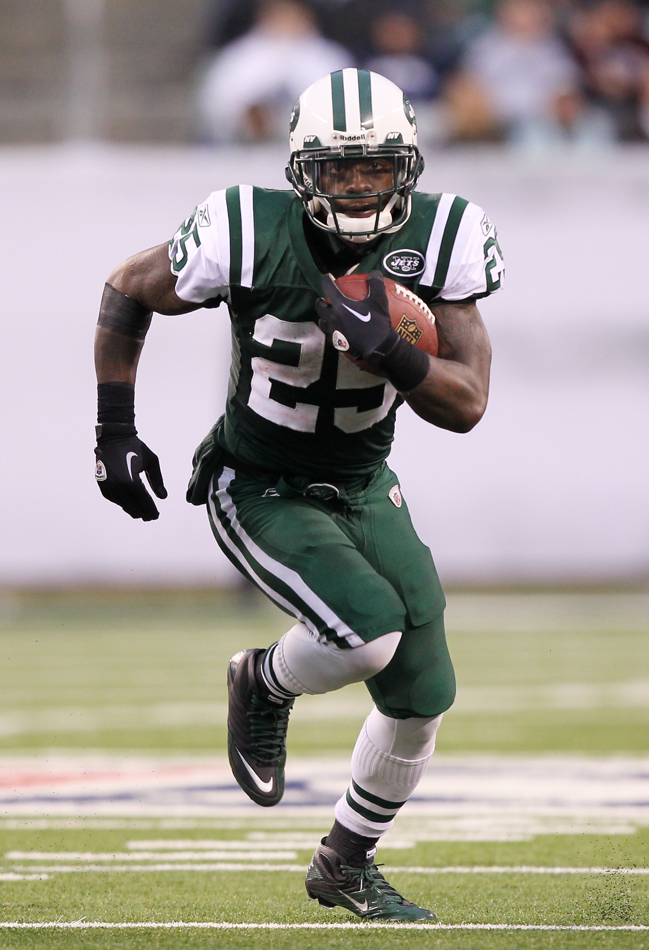 EAST RUTHERFORD, NJ - JANUARY 02:  Joe McKnight #25 of the New York Jets runs against the Buffalo Bills at New Meadowlands Stadium on January 2, 2011 in East Rutherford, New Jersey.  (Photo by Al Bello/Getty Images)