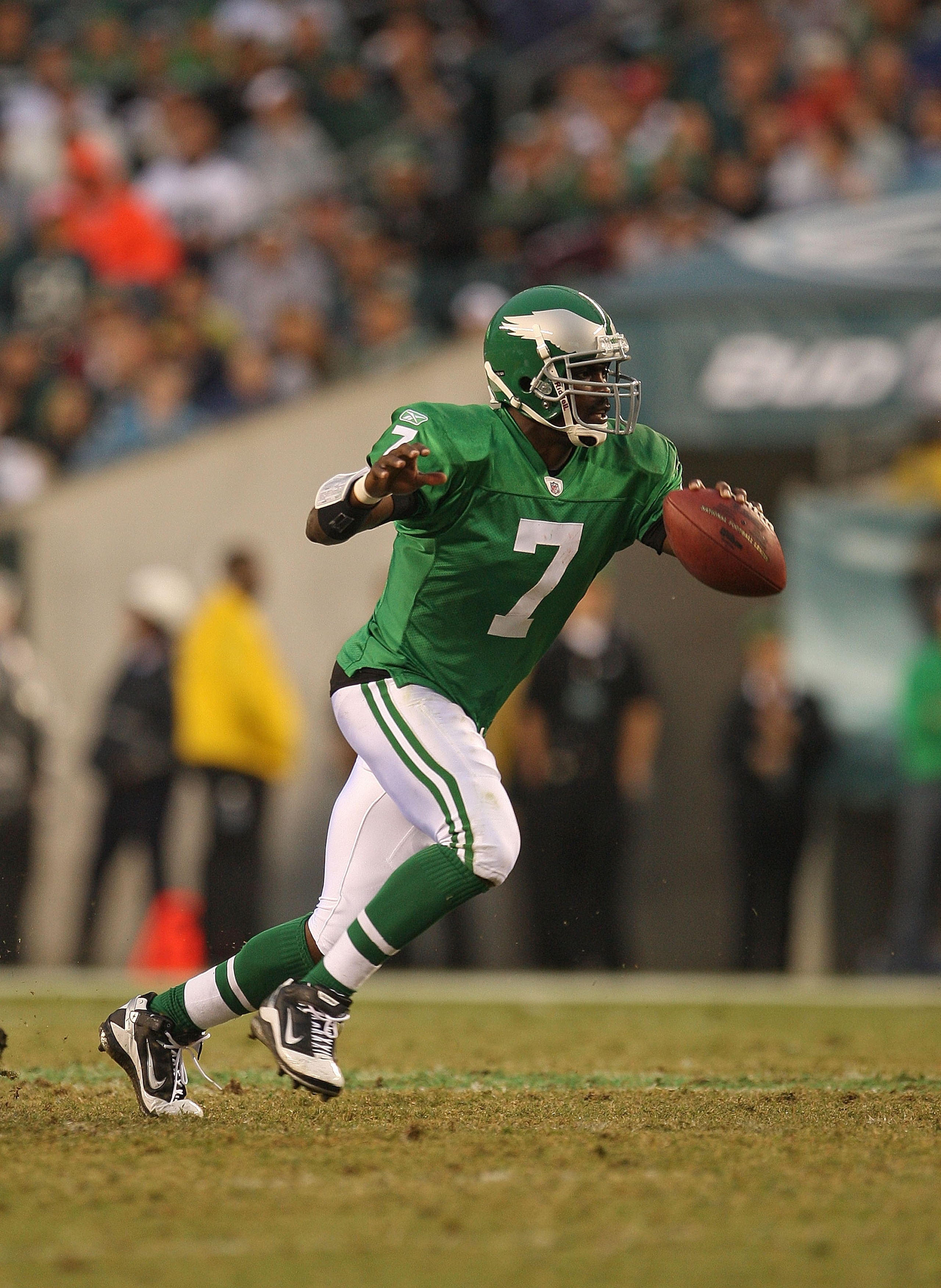 PHILADELPHIA - SEPTEMBER 12:  Michael Vick #7 of the Philadelphia Eagles rushes during a game against the Green Bay Packers at Lincoln Financial Field on September 12, 2010 in Philadelphia, Pennsylvania.  (Photo by Mike Ehrmann/Getty Images)