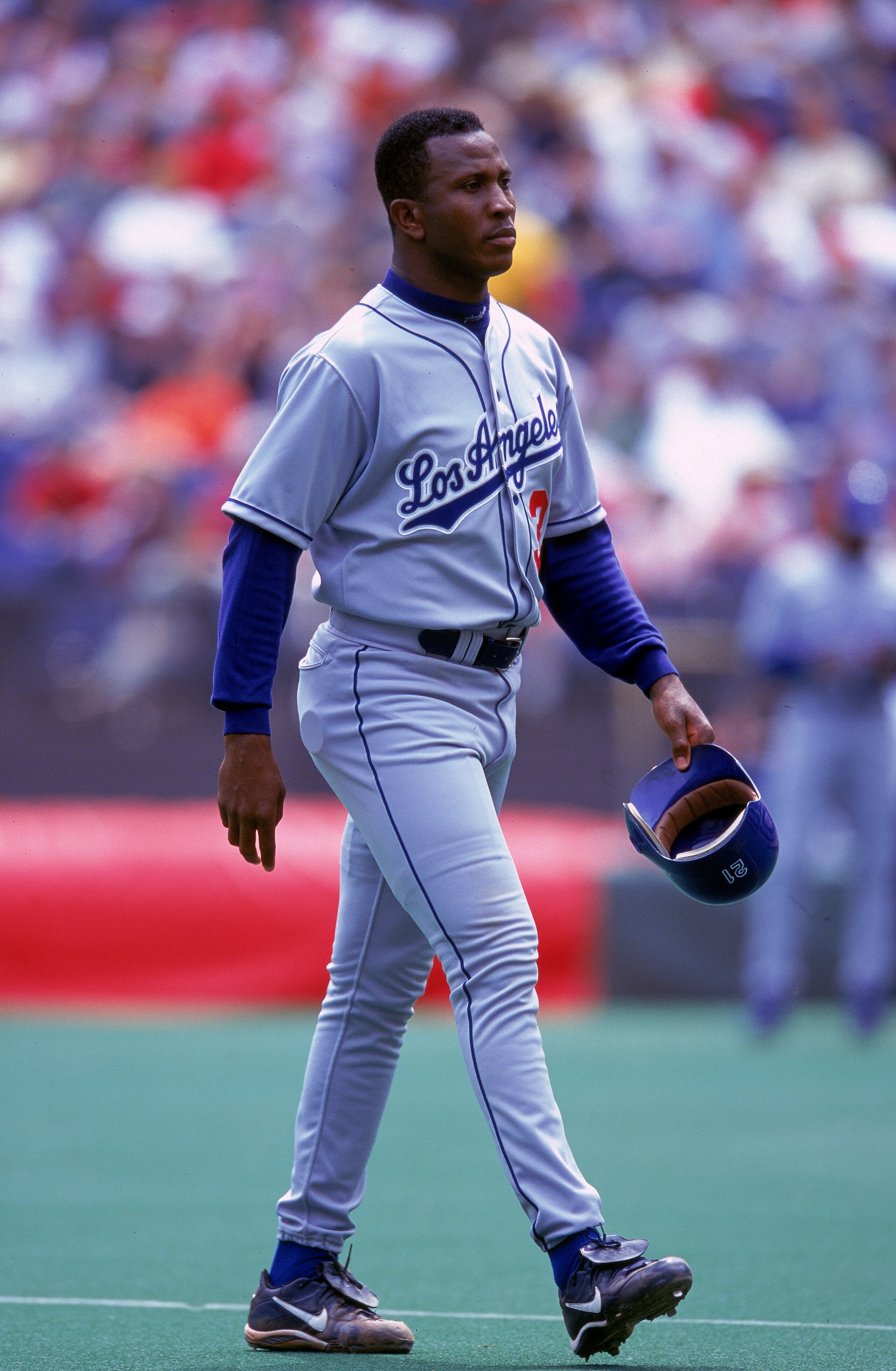 23 Apr 2000:  Carlos Perez #33 of the Los Angeles Dodgers walks on the field during the game against the Cincinnati Reds at Cinergy Field in Cincinnati, Ohio. The Dodgers defeated the Reds 11-3. Mandatory Credit: Harry How  /Allsport