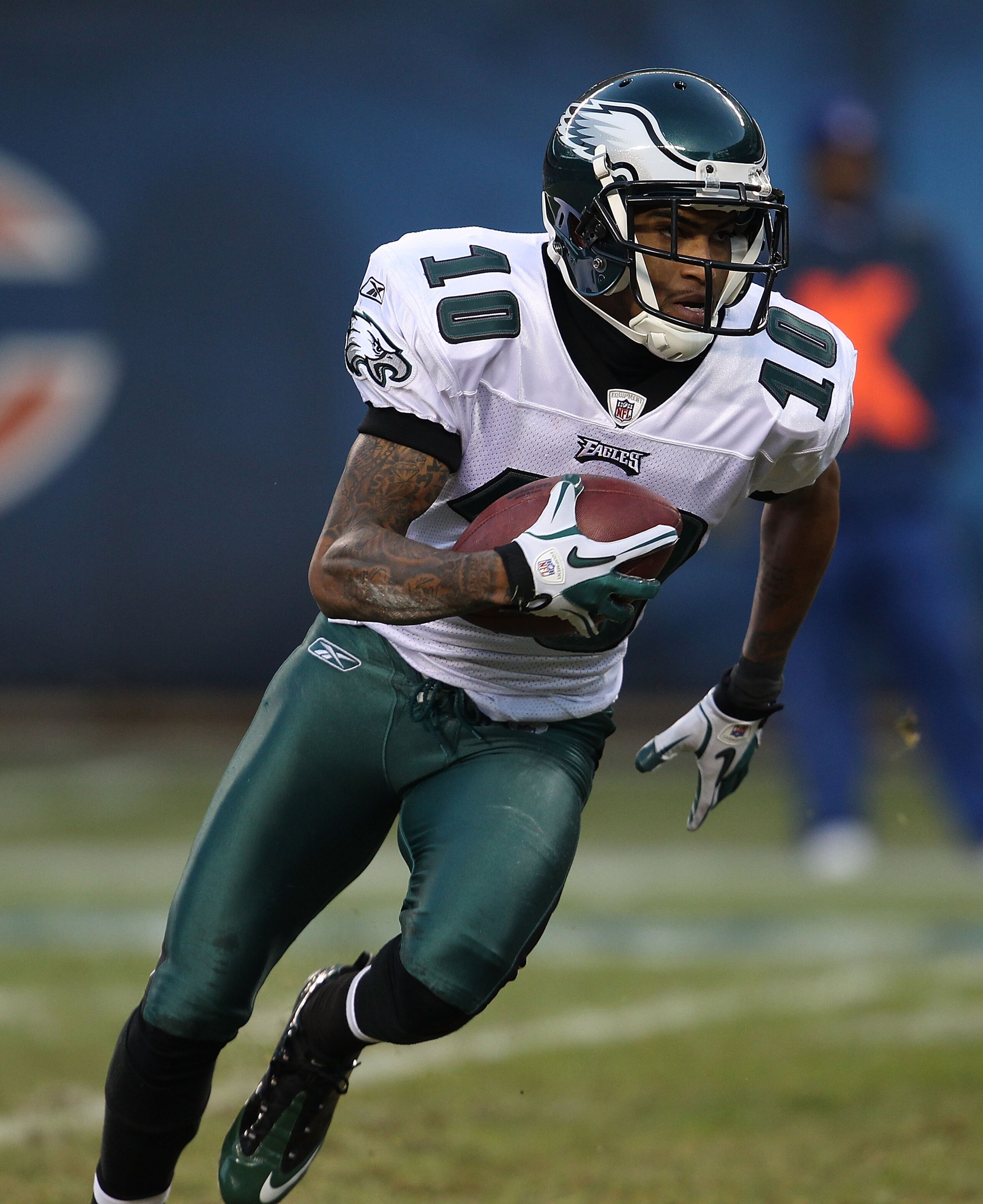 CHICAGO - NOVEMBER 28: DeSean Jackson #10 of the Philadelphia Eagles returns a kick against the Chicago Bears at Soldier Field on November 28, 2010 in Chicago, Illinois. The Bears defeated the Eagles 31-26. (Photo by Jonathan Daniel/Getty Images)