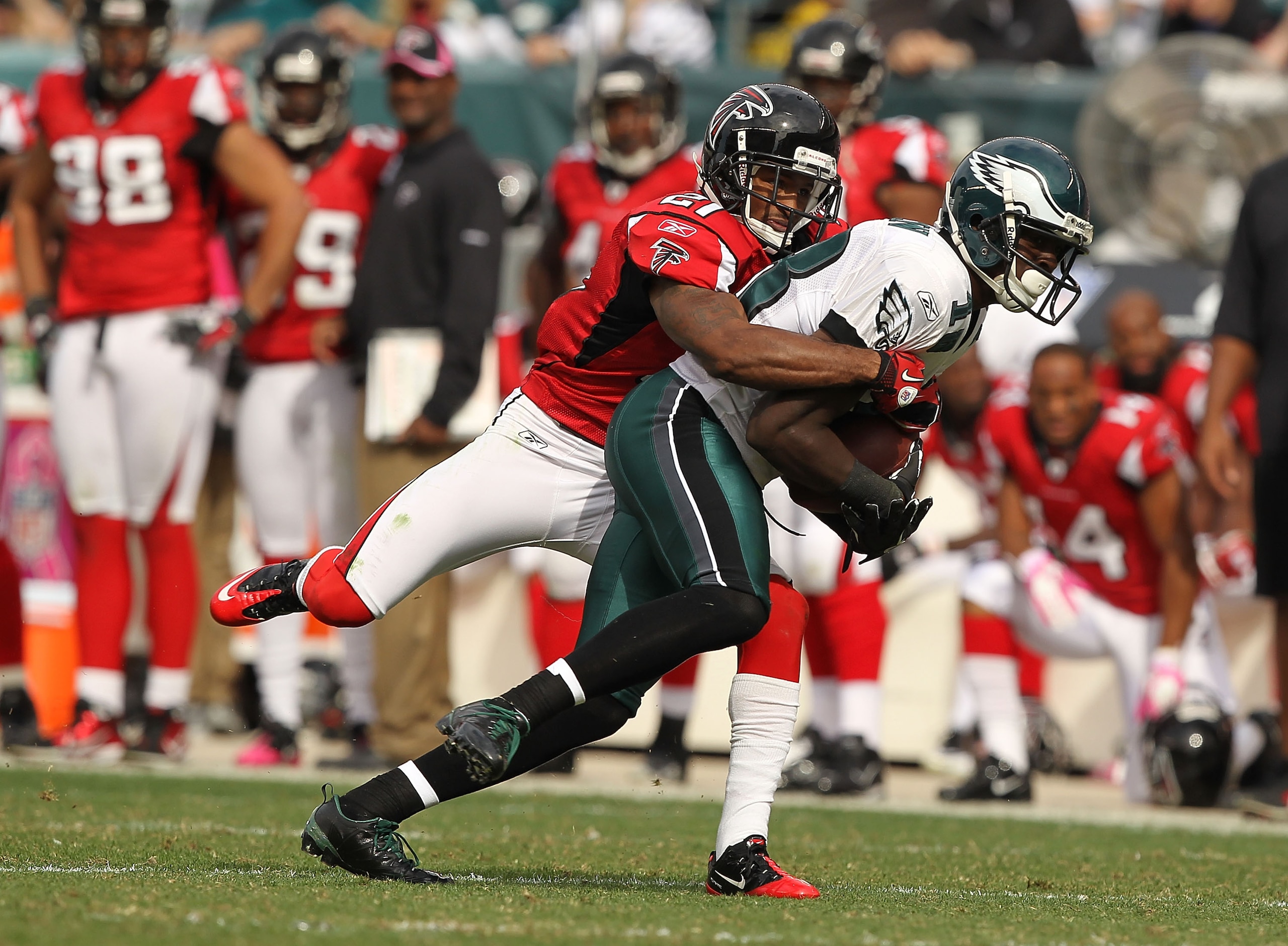 PHILADELPHIA - OCTOBER 17:  Jeremy Maclin #18 of the Philadelphia Eaglesruns against Gartrell Johnson #27 of the Atlanta Falcons during their game at Lincoln Financial Field on October 17, 2010 in Philadelphia, Pennsylvania.  (Photo by Al Bello/Getty Imag