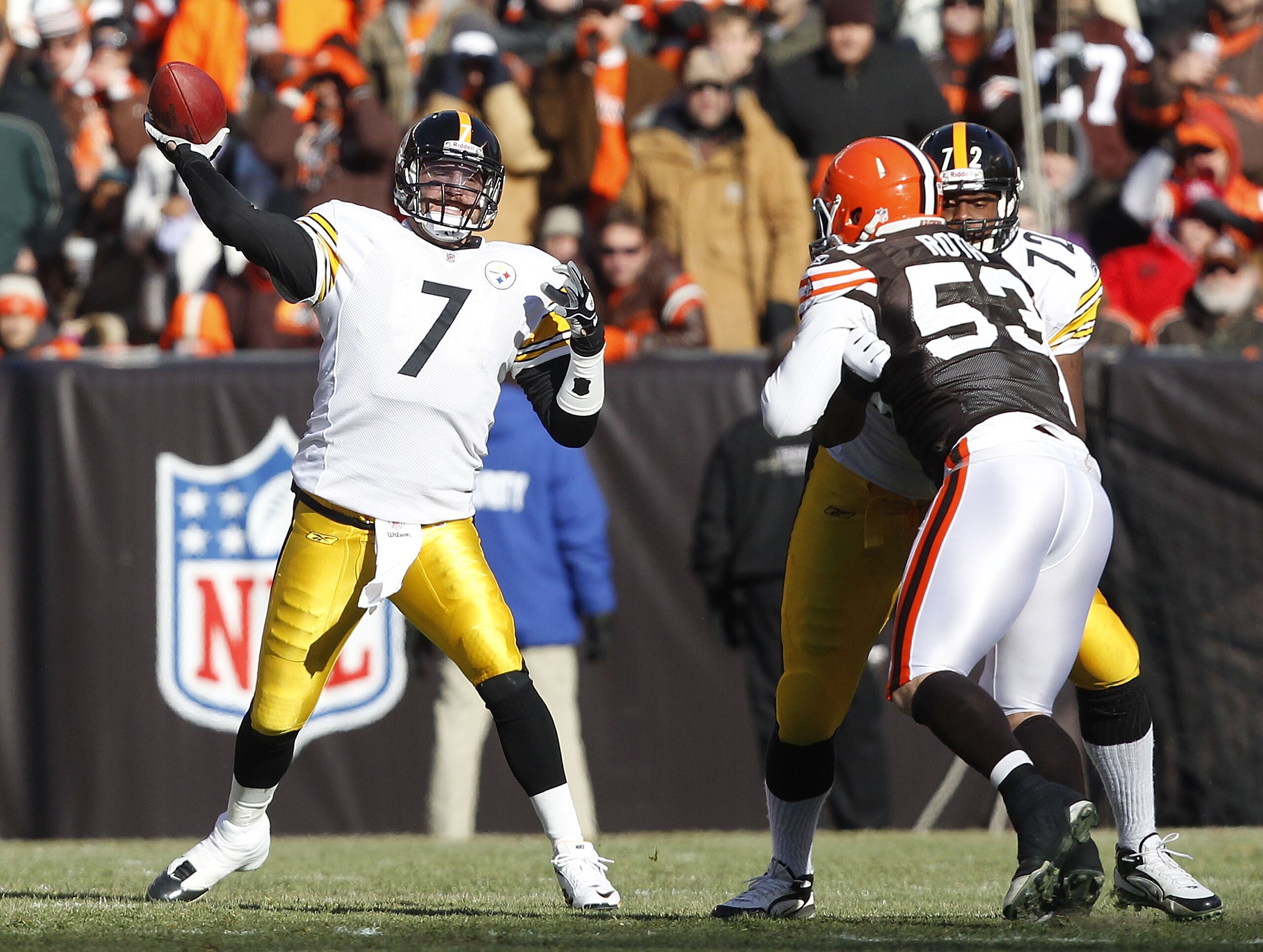 CLEVELAND, OH - JANUARY 02:  Quarterback Ben Roethlisberger #7 of the Pittsburgh Steelers throws as outside tackle Jonathan Scott blocks linebacker Matt Roth #53 the Cleveland Browns at Cleveland Browns Stadium on January 2, 2011 in Cleveland, Ohio.  (Pho
