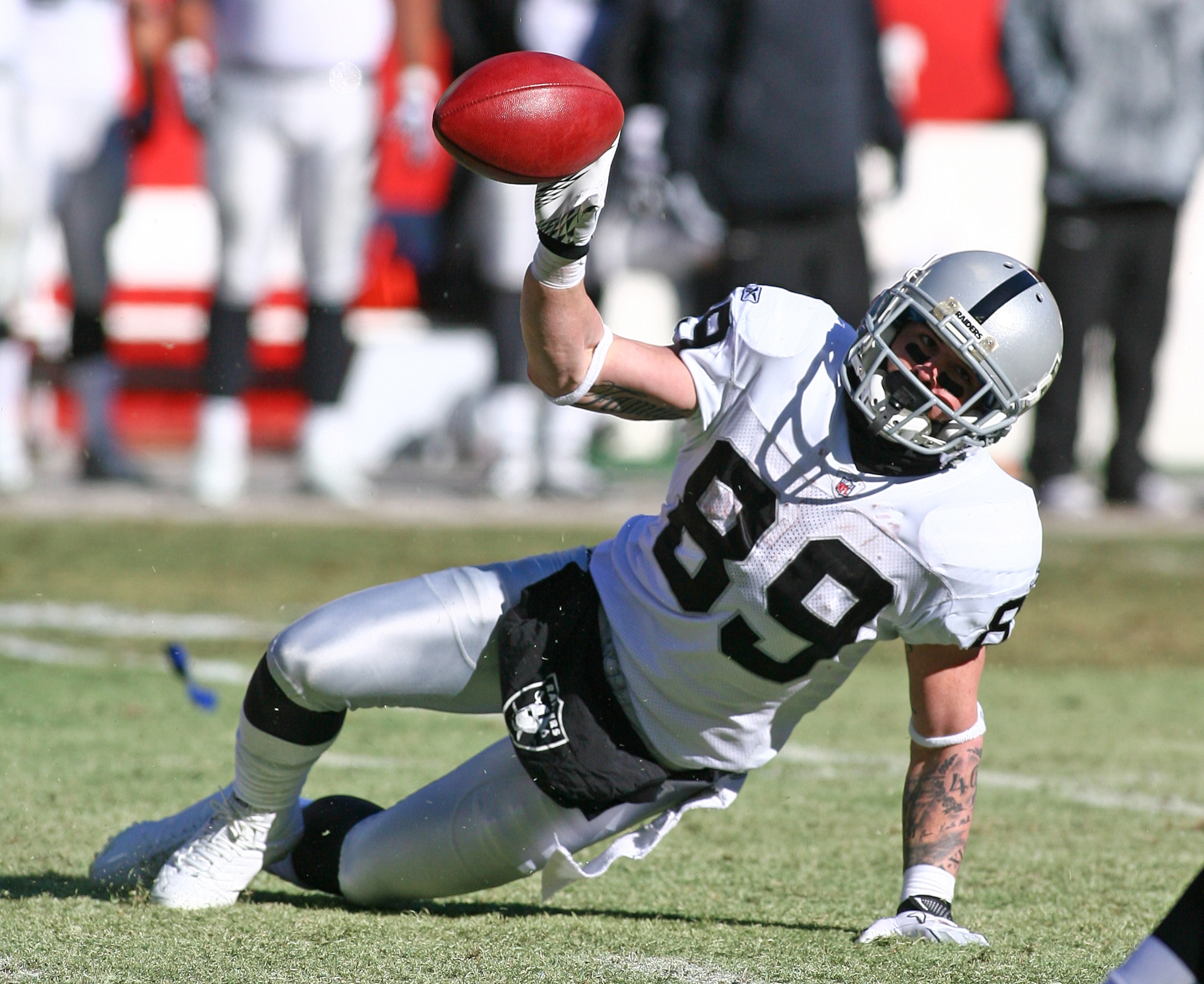 KANSAS CITY, MO - JANUARY 02:  Wide receiver Nick Miller #89 of the Oakland Raiders laterals the ball in a game against the Kansas City Chiefs at Arrowhead Stadium on January 2, 2011 in Kansas City, Missouri.  (Photo by Tim Umphrey/Getty Images)