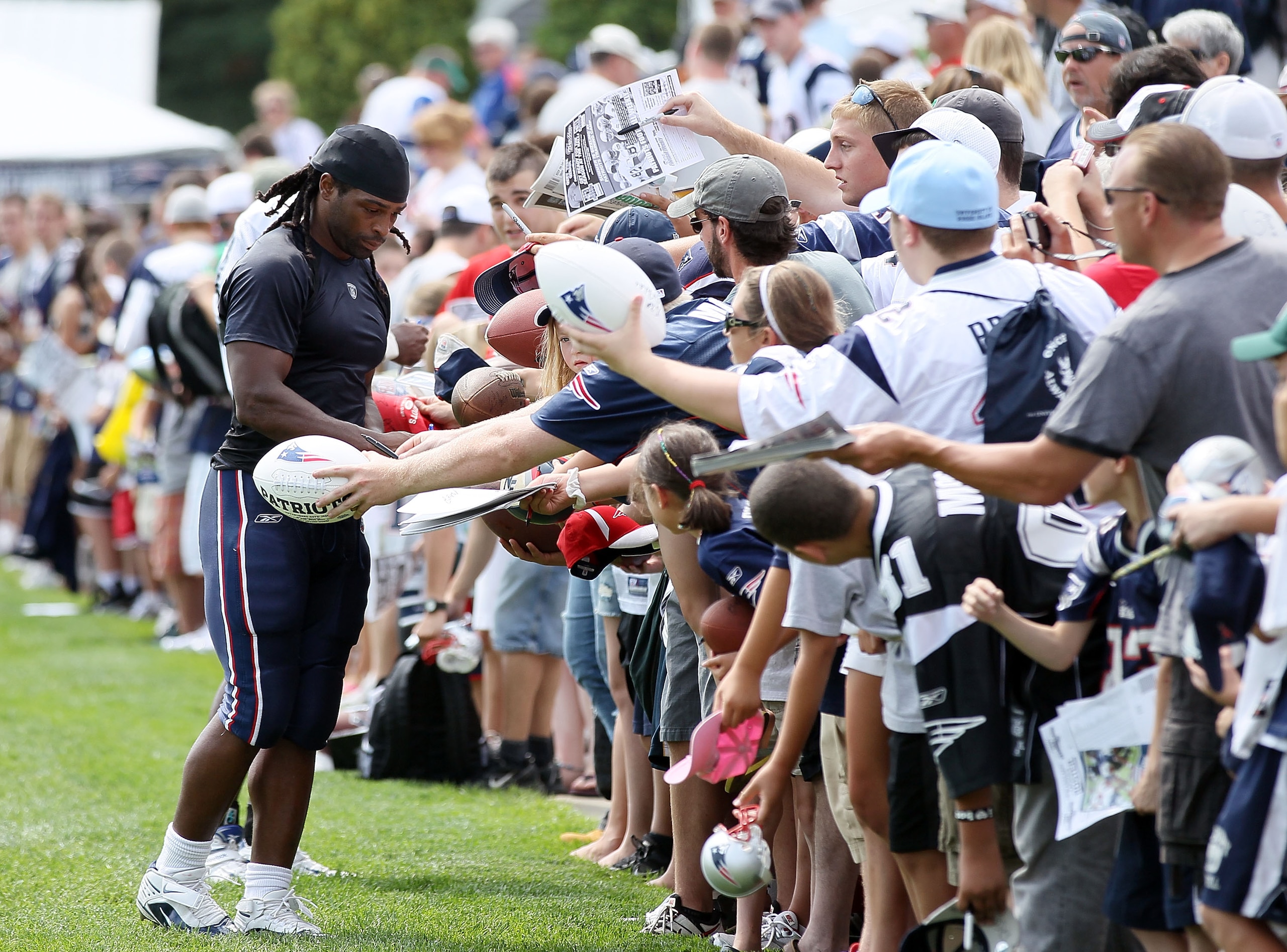 FOXBORO, MA - AUGUST 02:  Kevin Faulk #33 of the New England Patriots signs autographs after training camp on August 2, 2010 at Gillette Stadium in Foxboro, Massachusetts.  (Photo by Elsa/Getty Images)