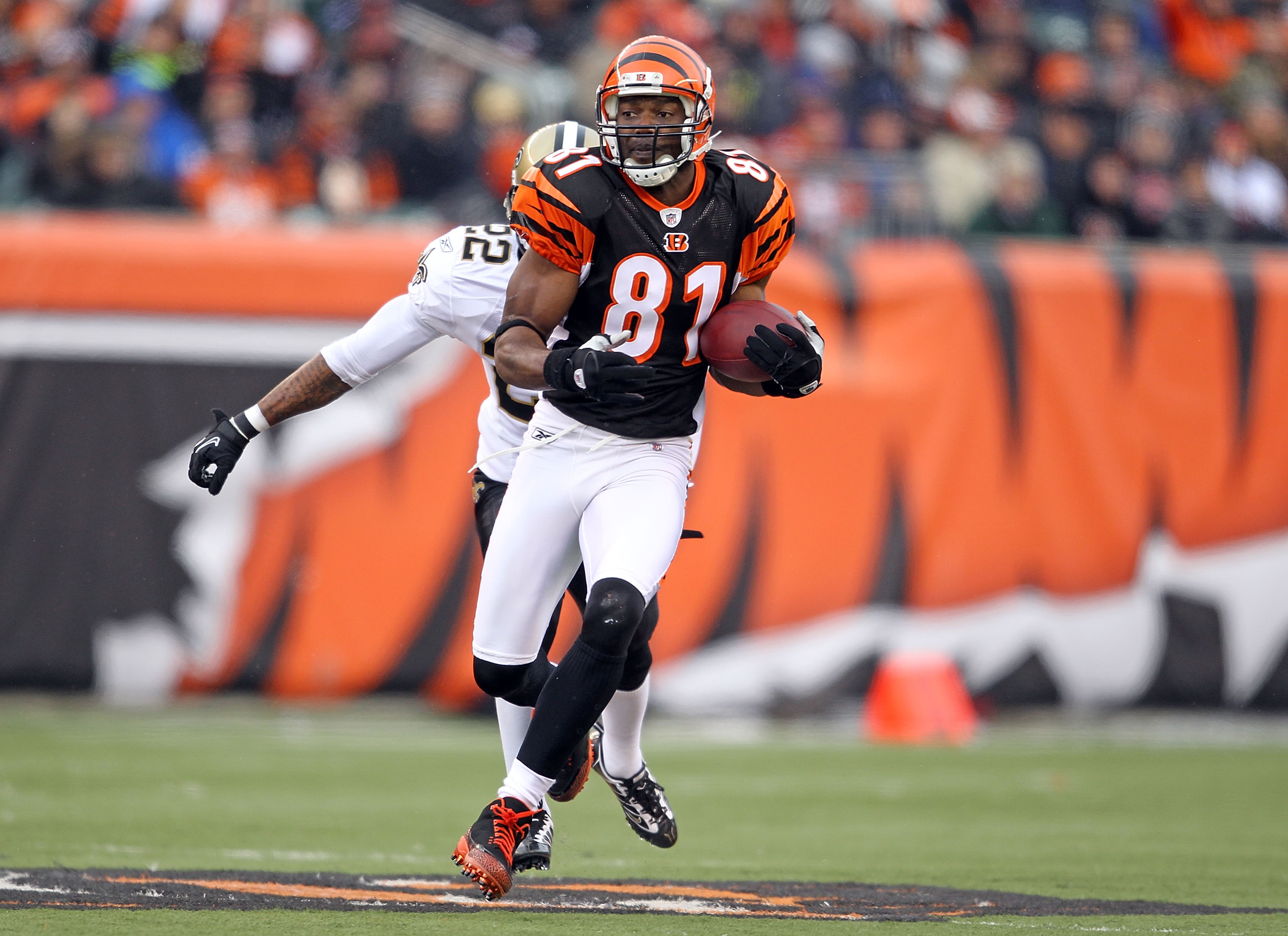 08 AUG 2010: Terrell Owens of the Bengals entertains the fans as he warms  up before the Pro Football Hall of Fame Game with the Cincinnati Bengals vs  the Dallas Cowboys at