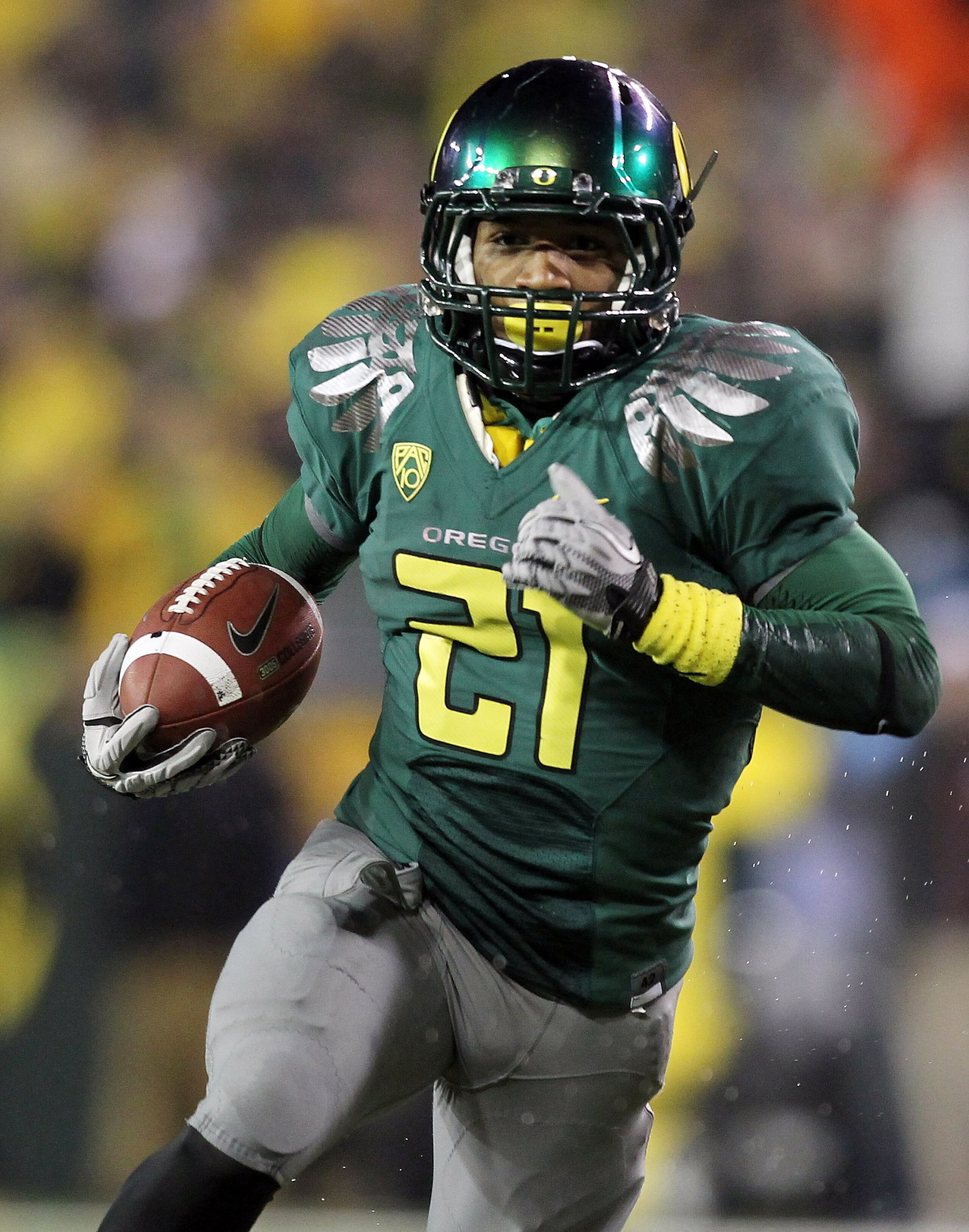 EUGENE, OR - NOVEMBER 26:  LaMichael James #21 of the Oregon Ducks runs for a touchdown run against the Arizona Wildcats on November 26, 2010 at the Autzen Stadium in Eugene, Oregon.  (Photo by Jonathan Ferrey/Getty Images)