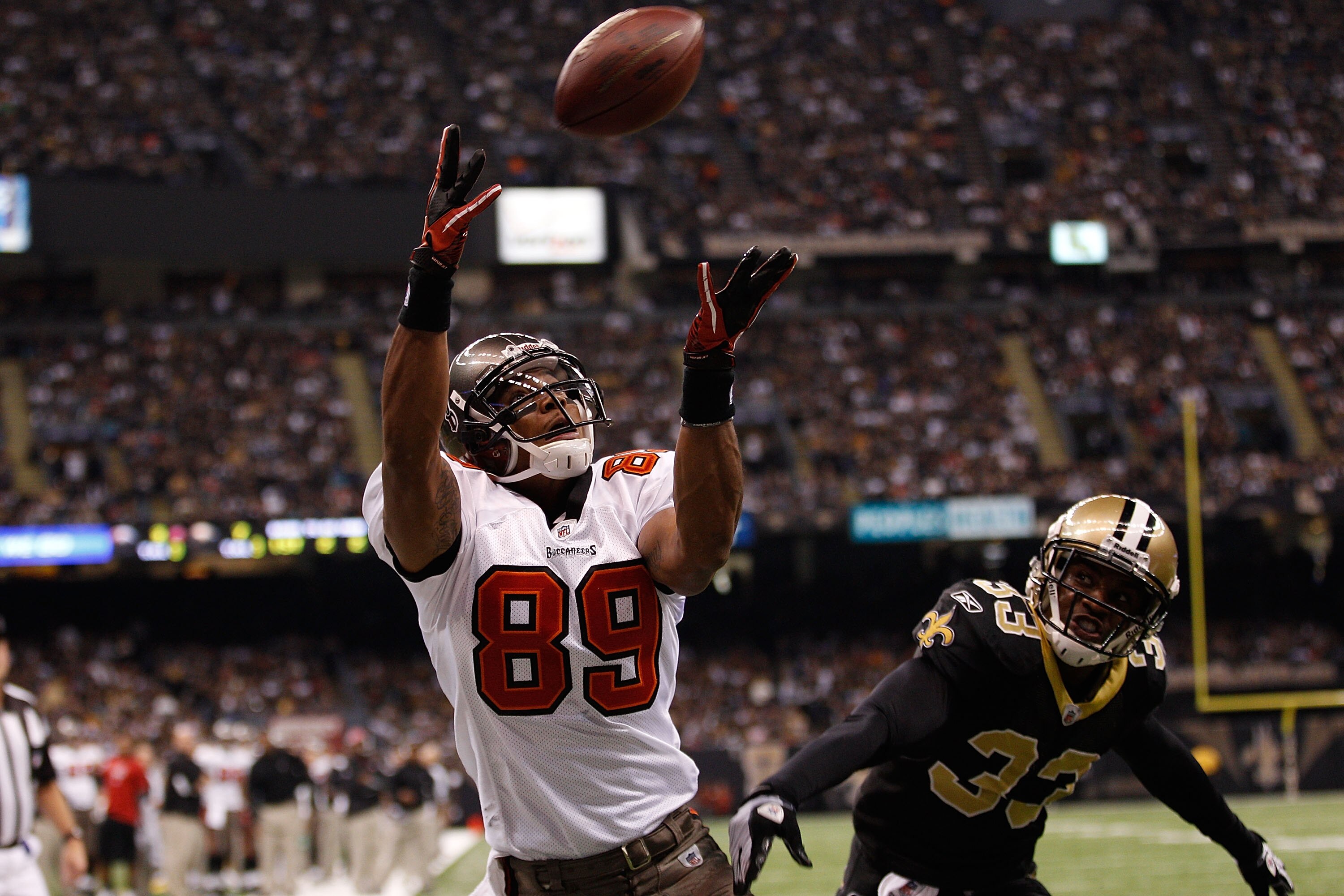 NEW ORLEANS, LA - JANUARY 02:  Dezmon Briscoe #89 of the Tampa Bay Buccaneers catches a touchdown pass over Jabari Greer #33 of the New Orleans Saints at the Louisiana Superdome on January 2, 2011 in New Orleans, Louisiana.  (Photo by Chris Graythen/Getty