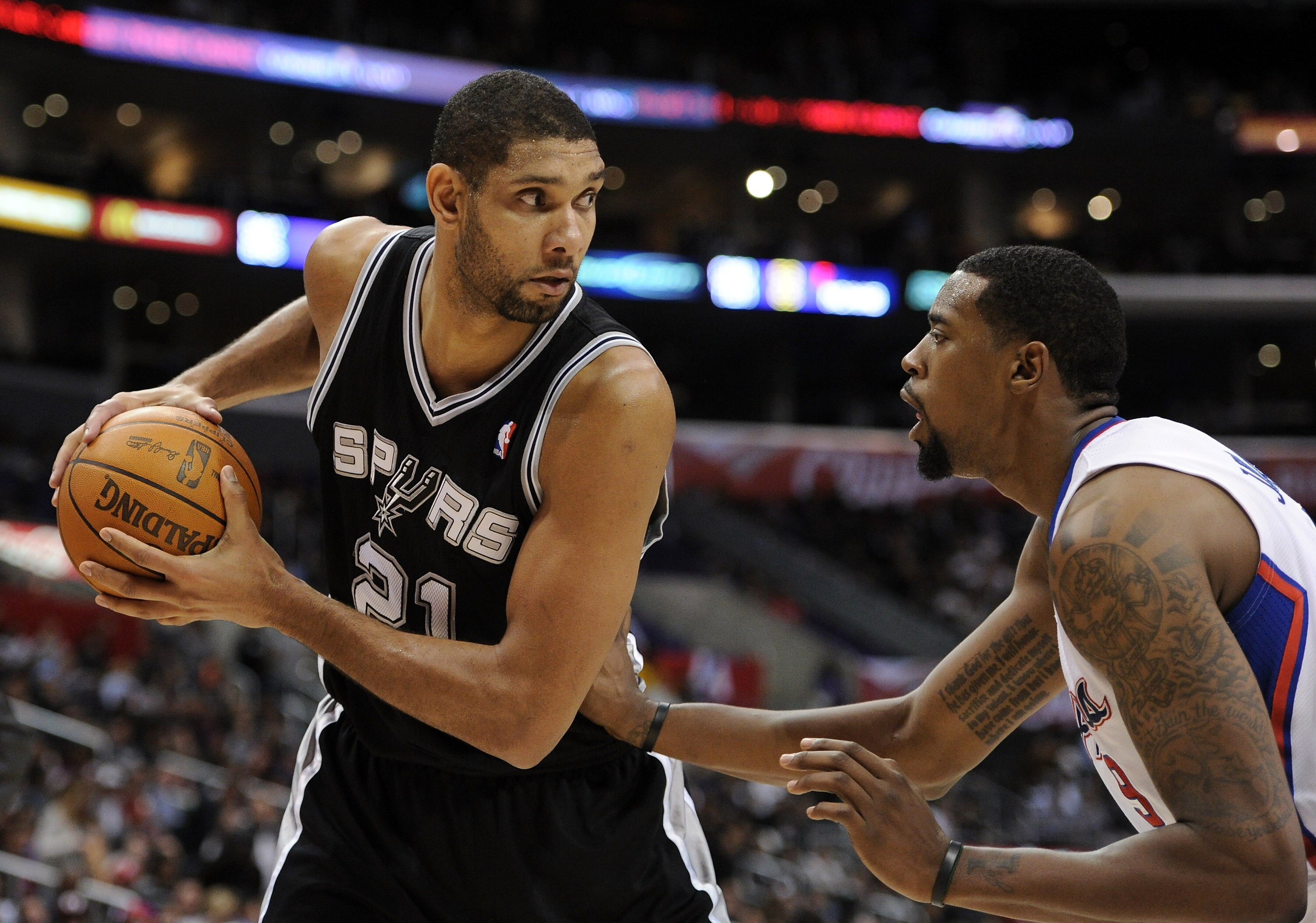 LOS ANGELES, CA - DECEMBER 01: Tim Duncan #21 of the San Antonio Spurs pauses with the ball in front of DeAndre Jordan #9 of the Los Angeles Clippers at the Staples Center on December 1, 2010 in Los Angeles, California. NOTE TO USER: User expressly ackn LOS ANGELES, CA - DECEMBER 01: Tim Duncan #21 of the San Antonio Spurs pauses with the ball in front of DeAndre Jordan #9 of the Los Angeles Clippers at the Staples Center on December 1, 2010 in Los Angeles, California. NOTE TO USER: User expressly ackn