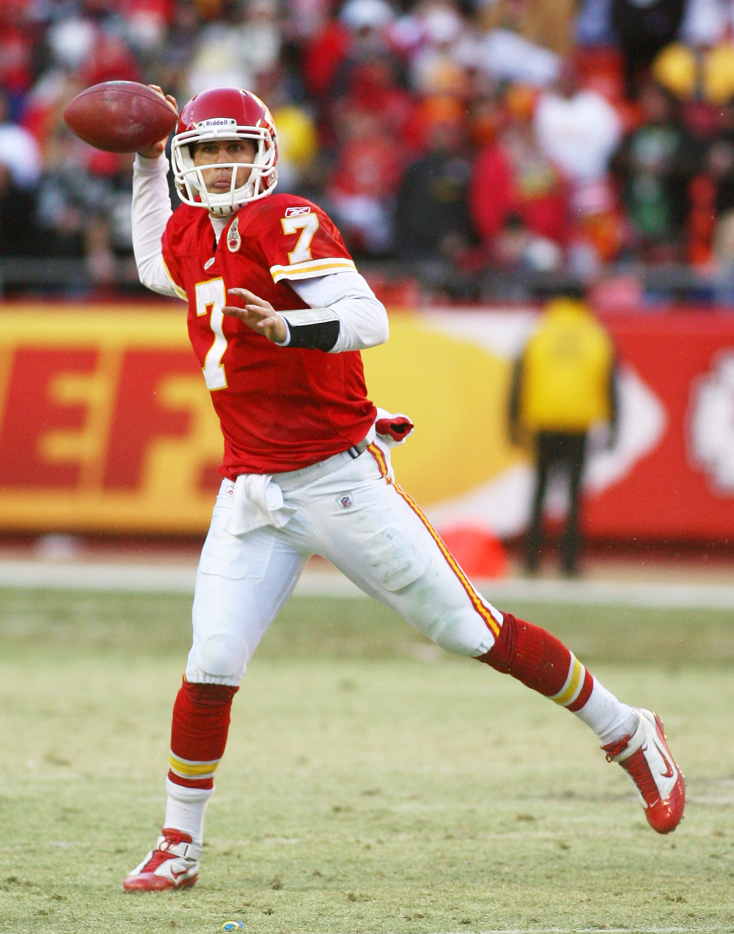 KANSAS CITY, MO - JANUARY 02:  Quarterback Matt Cassel #7 of the Kansas City Chiefs throws a pass in a game against the Oakland Raiders at Arrowhead Stadium on January 2, 2011 in Kansas City, Missouri.  The Raiders won 31-10 (Photo by Tim Umphrey/Getty Im