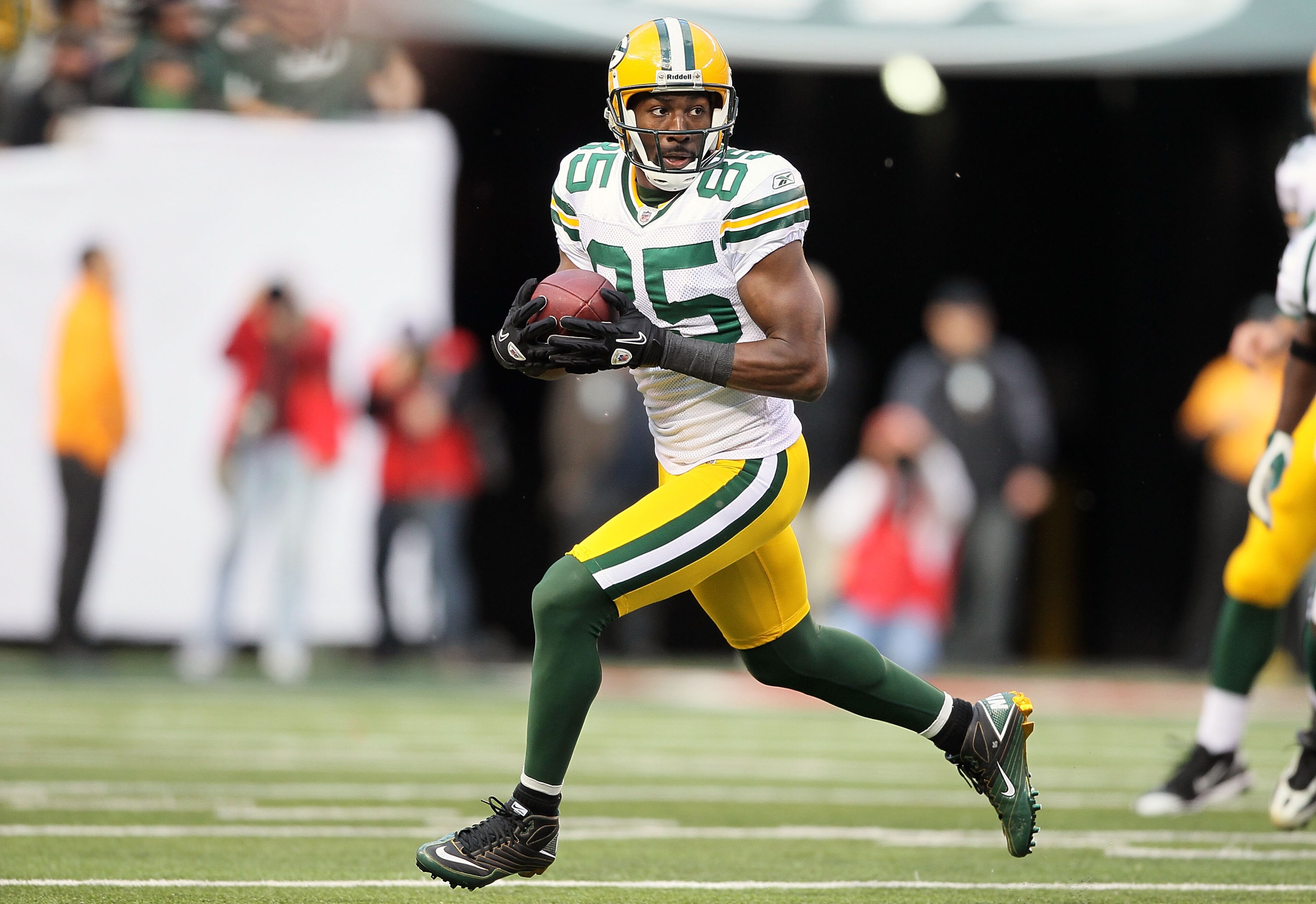 EAST RUTHERFORD, NJ - OCTOBER 31:  Greg Jennings #85 of the Green Bay Packers runs the ball against the New York Jets on October 31, 2010 at the New Meadowlands Stadium in East Rutherford, New Jersey.  (Photo by Jim McIsaac/Getty Images)