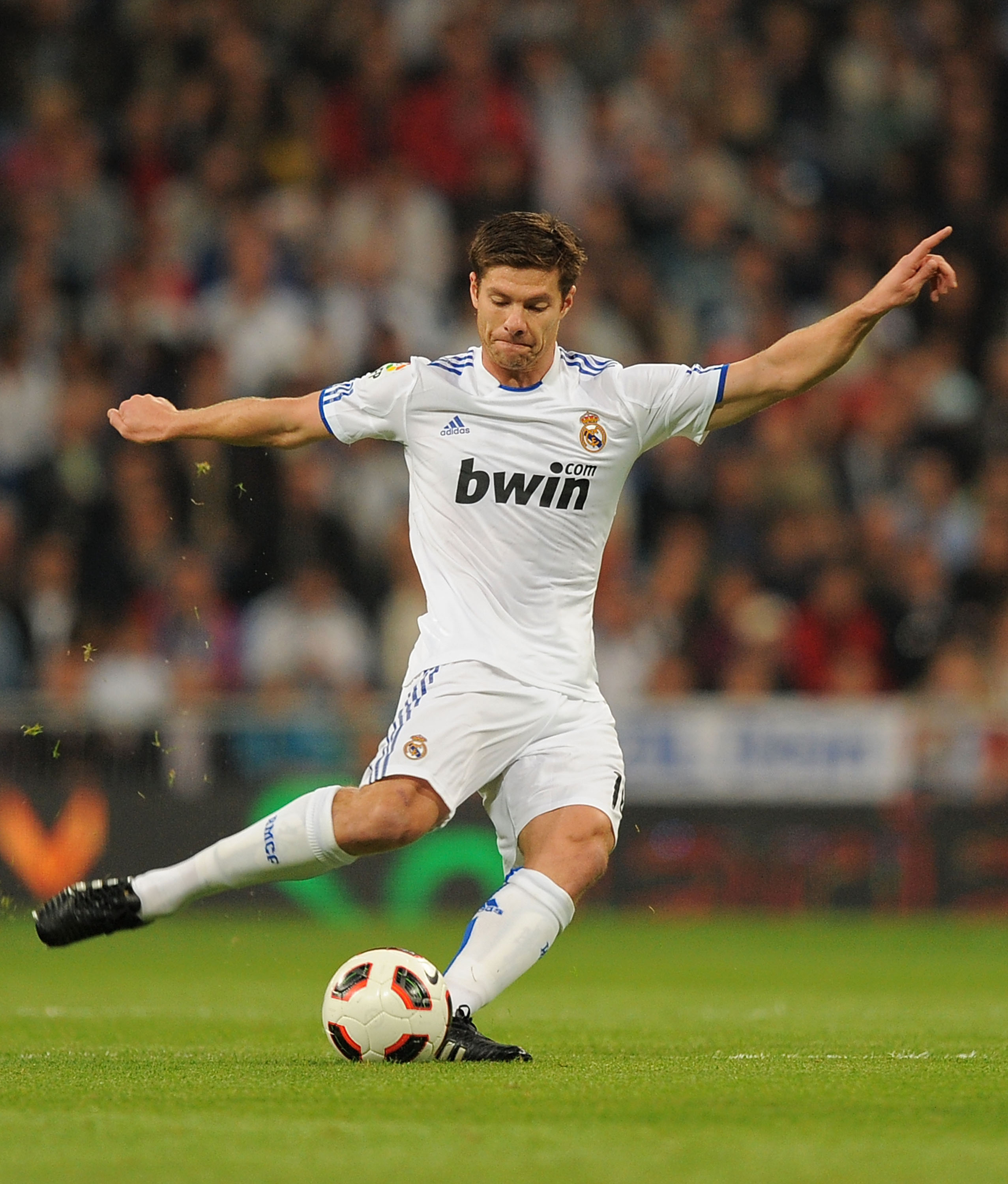 MADRID, SPAIN - OCTOBER 23: Xabi Alonso of Real Madrid in action during the La Liga match between Real Madrid and Racing Santander at Estadio Santiago Bernabeu on October 23, 2010 in Madrid, Spain.  (Photo by Denis Doyle/Getty Images)
