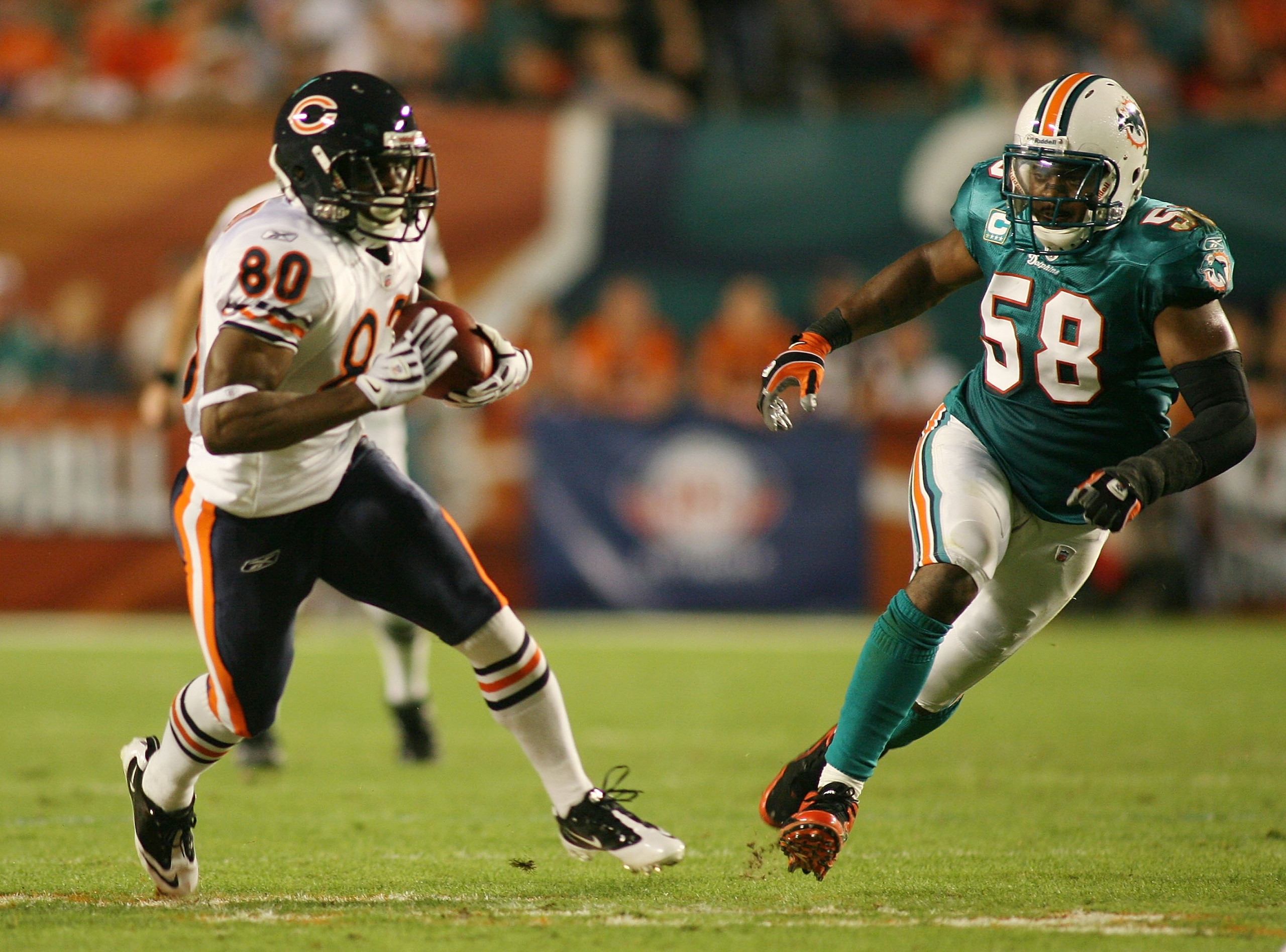 MIAMI - NOVEMBER 18: Receiver Earl Bennett #80 of the Chicago Bears runs from linebacker Karlos Dansby #58 of the Miami Dolphins at Sun Life Stadium on November 18, 2010 in Miami, Florida. (Photo by Marc Serota/Getty Images) MIAMI - NOVEMBER 18: Receiver Earl Bennett #80 of the Chicago Bears runs from linebacker Karlos Dansby #58 of the Miami Dolphins at Sun Life Stadium on November 18, 2010 in Miami, Florida. (Photo by Marc Serota/Getty Images)