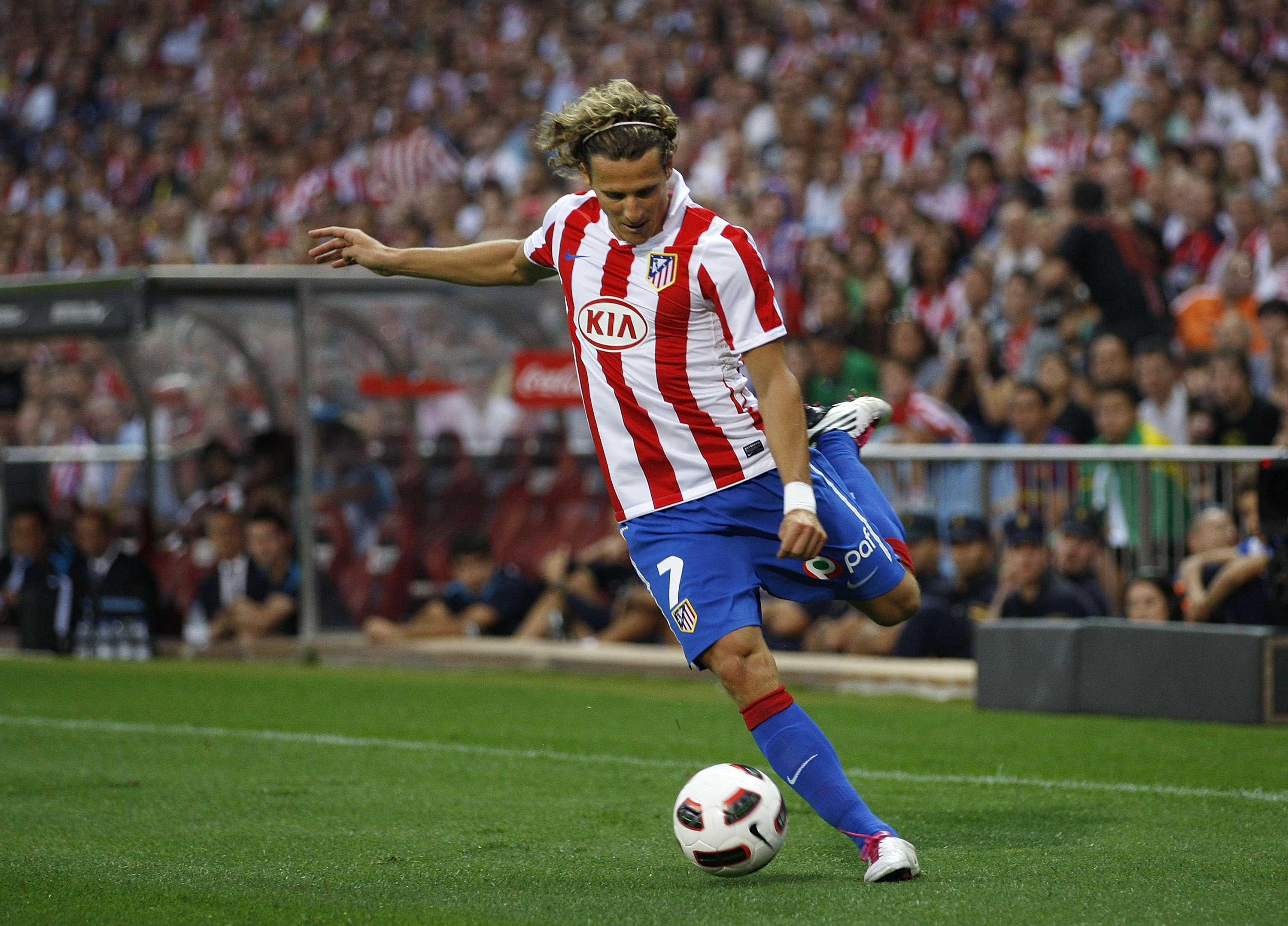 MADRID, SPAIN - SEPTEMBER 19:  Diego Forlan of Atletico Madrid in action during the La Liga match between Atletico Madrid and Barcelona at Vicente Calderon Stadium on September 19, 2010 in Madrid, Spain.  (Photo by Angel Martinez/Getty Images)