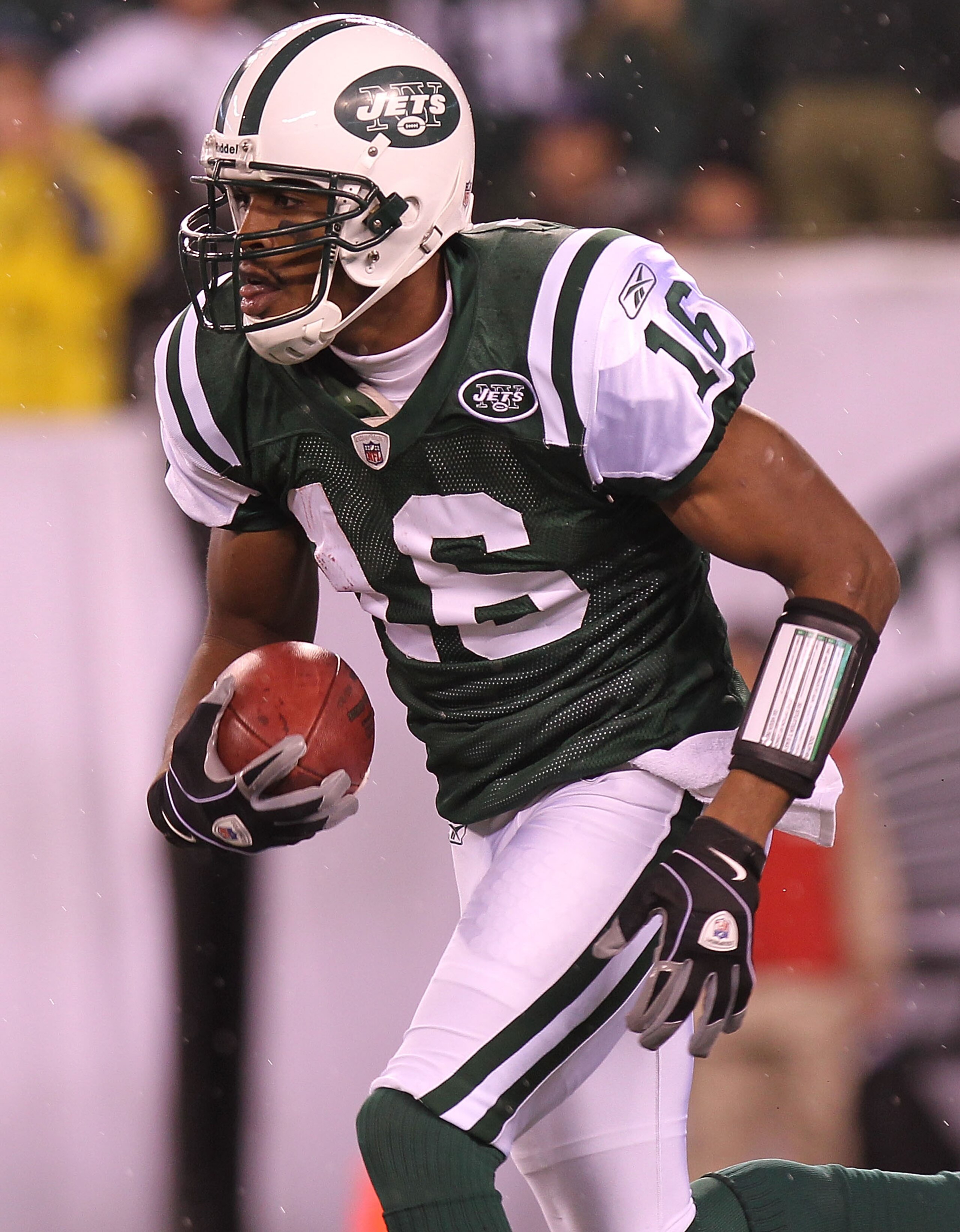 EAST RUTHERFORD, NJ - DECEMBER 12:  Brad Smith #16 of the New York Jets rushes against the Miami Dolphins at New Meadowlands Stadium on December 12, 2010 in East Rutherford, New Jersey.  (Photo by Nick Laham/Getty Images)
