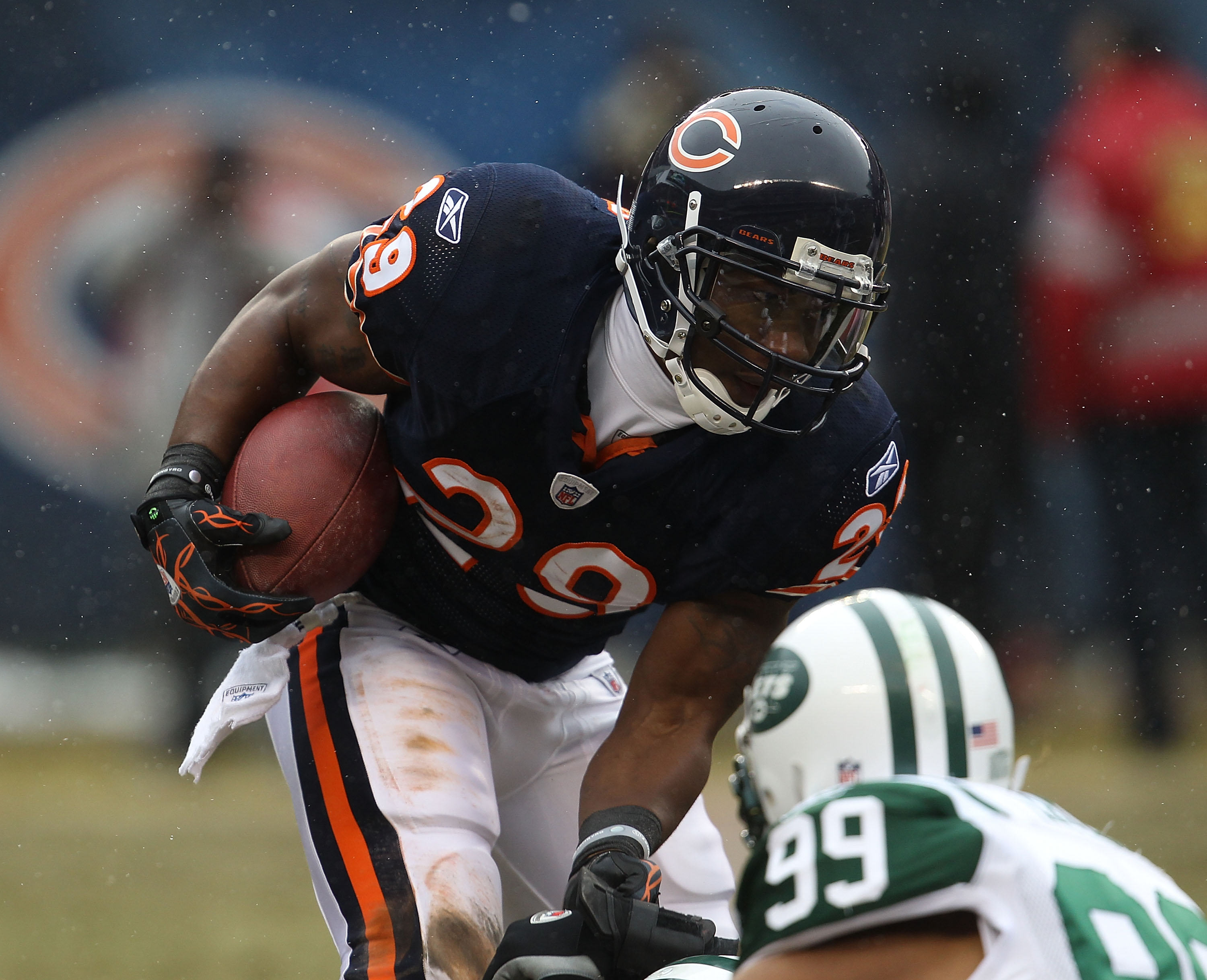 CHICAGO, IL - DECEMBER 26: Chester Taylor #29 of the Chicago Bears runs against the New York Jets at Soldier Field on December 26, 2010 in Chicago, Illinois. The Bears defeated the Jets 38-34. (Photo by Jonathan Daniel/Getty Images)