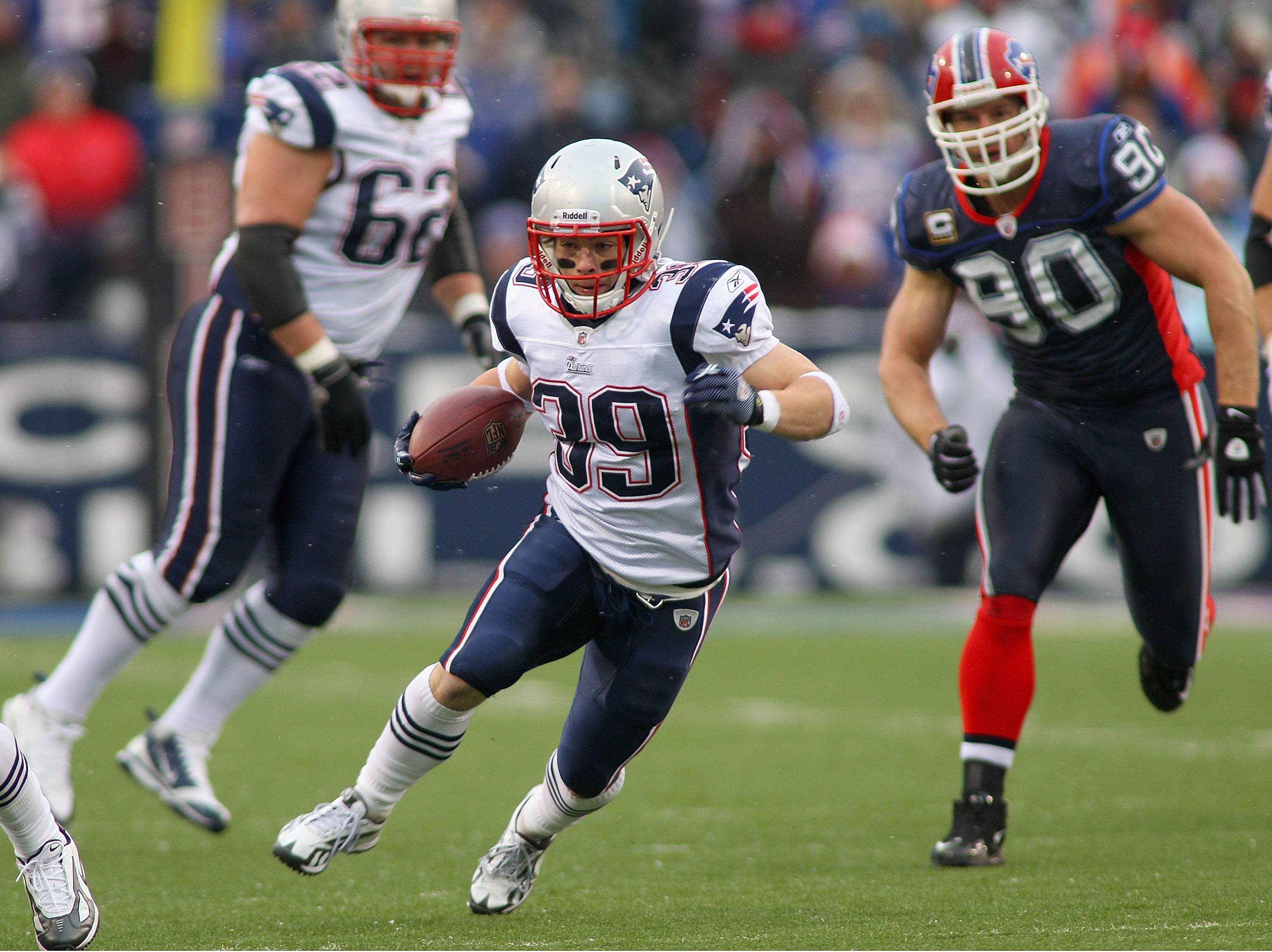 ORCHARD PARK, NY - DECEMBER 26:  Danny Woodhead #39 of the New England Patriots runs against the Buffalo Bills  at Ralph Wilson Stadium on December 26, 2010 in Orchard Park, New York. New England won 34-3. (Photo by Rick Stewart/Getty Images)