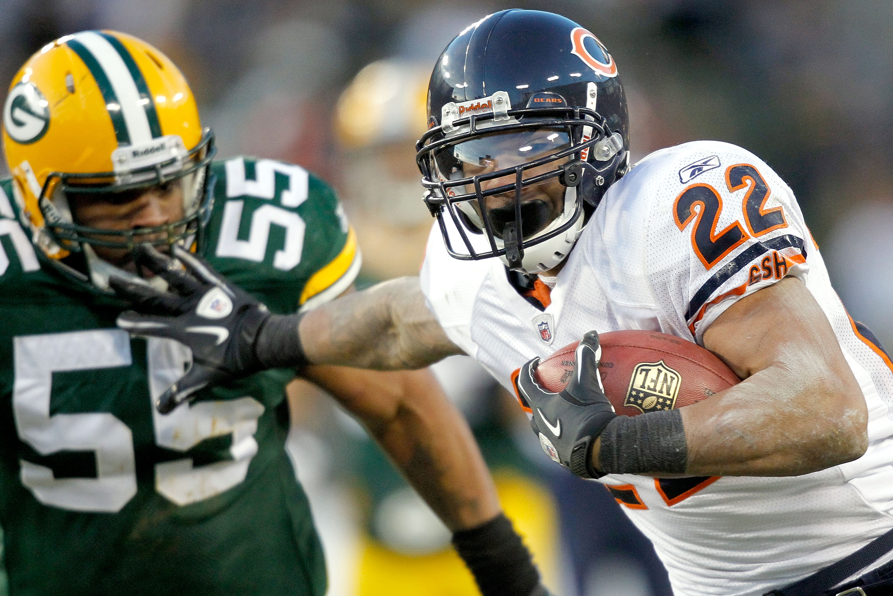 GREEN BAY, WI - JANUARY 02:  Matt Forte #22 of the Chicago Bears carries the ball after making a catch against the Green Bay Packers at Lambeau Field on January 2, 2011 in Green Bay, Wisconsin.  (Photo by Matthew Stockman/Getty Images)